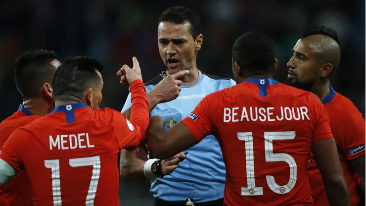 La Roja y sus recordadas polémicas con el juez colombiano.