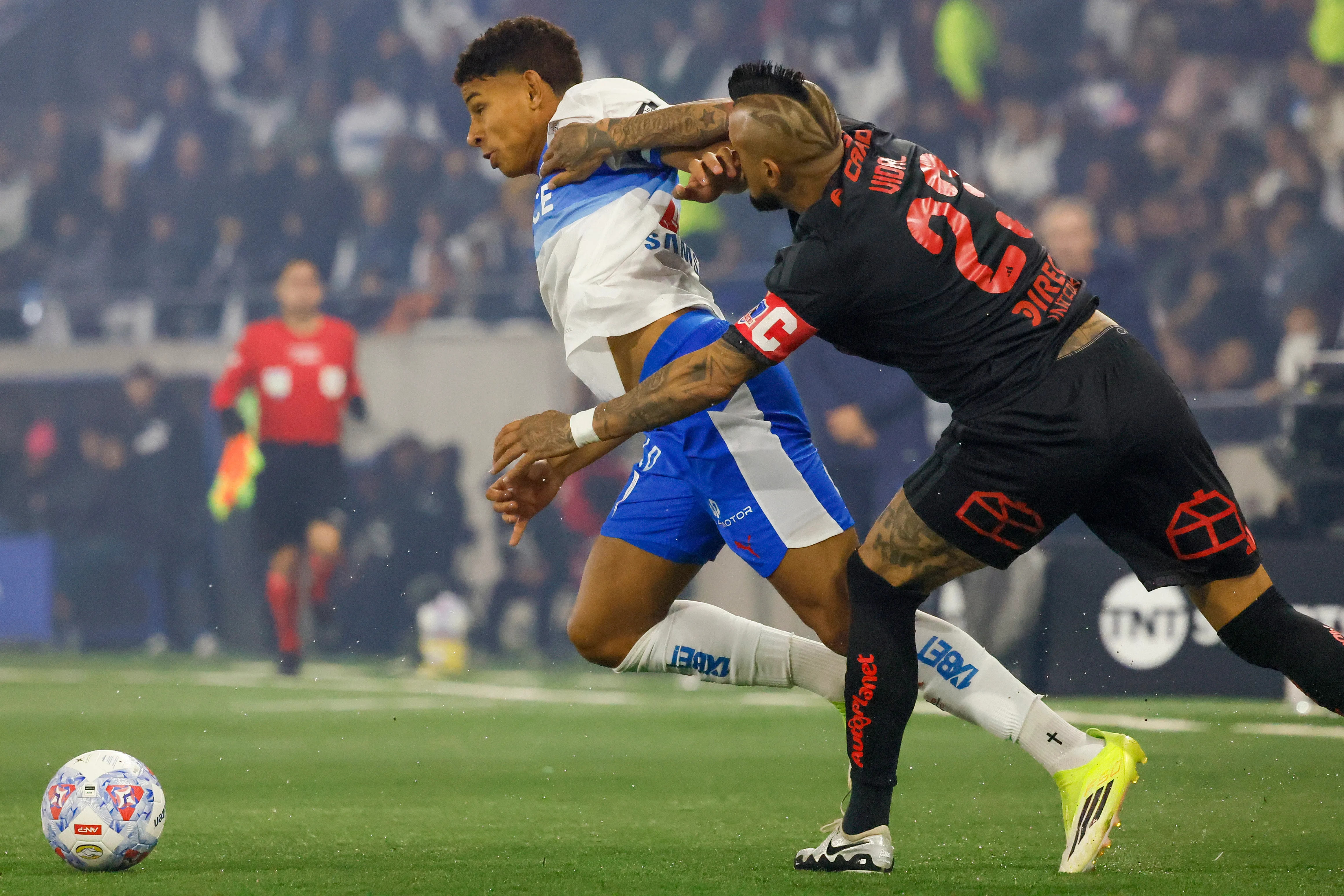 Arturo Vidal lucha contra Juan Francisco Rossel. (Andrés Piña/Photosport).