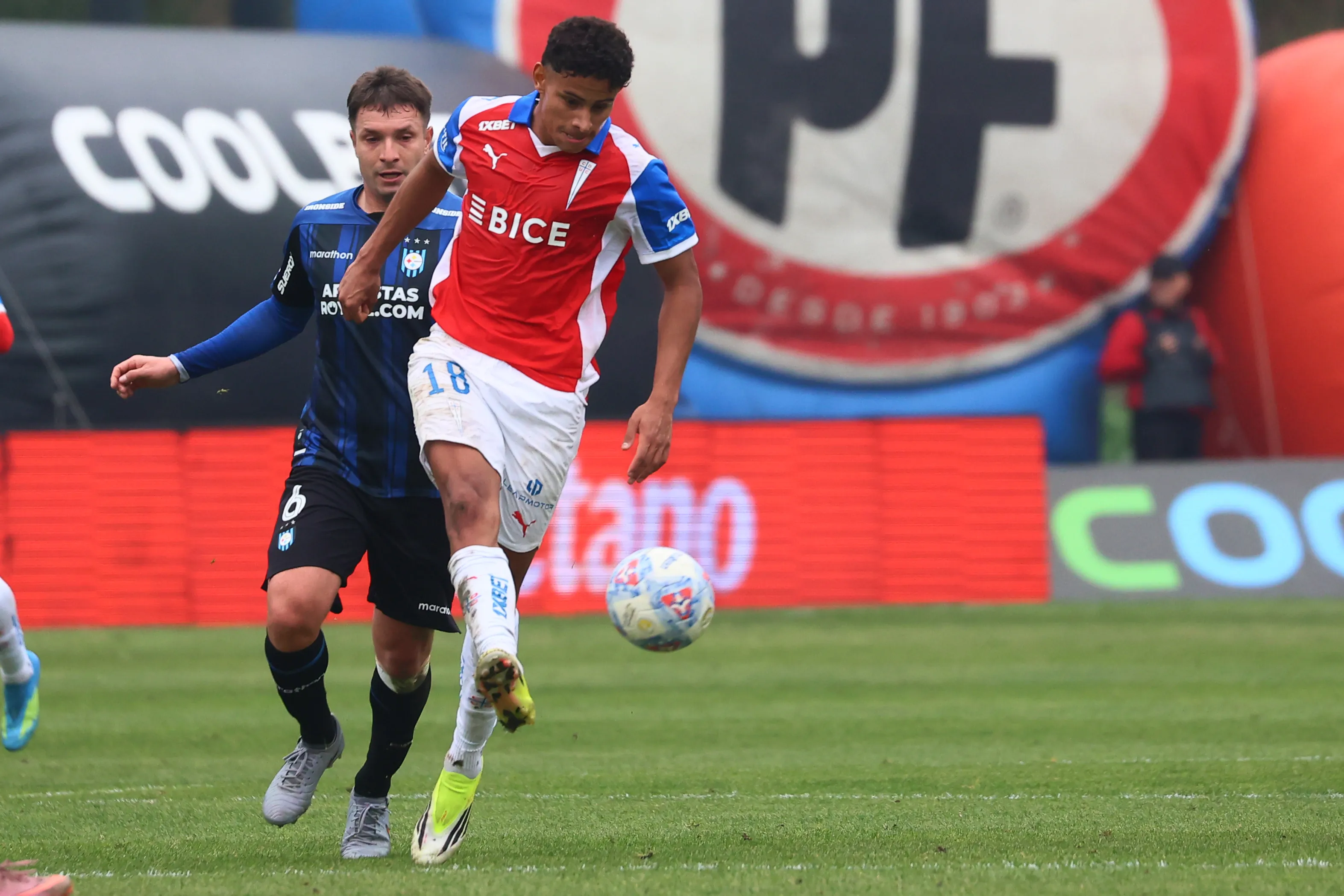 Rossel en acción ante Huachipato. (Eduardo Fortes/Photosport).