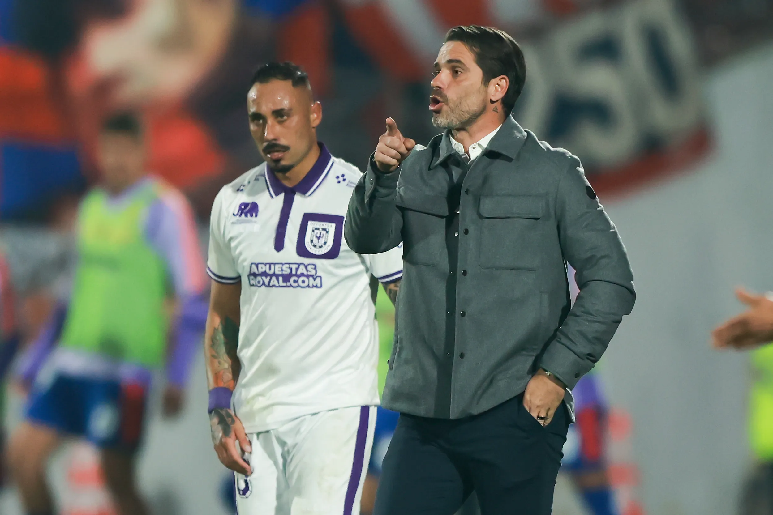 Fernando Gago se molestó con Lucas Assadi en la U. Foto: Felipe Zanca/Photosport
