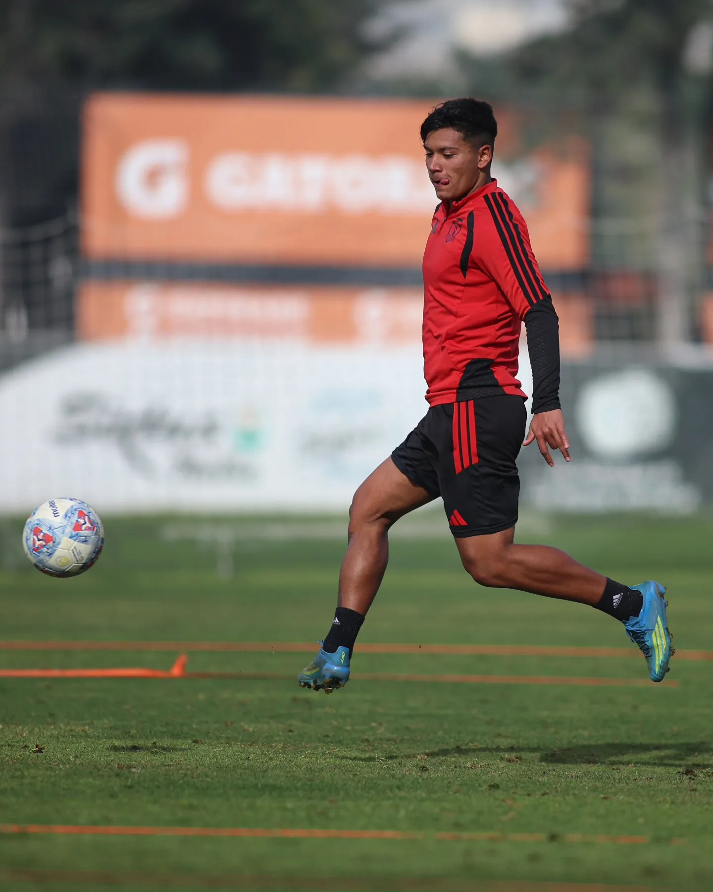 Jerall Astudillo se ilusiona entrenando con el primer equipo de Colo Colo. Foto: Colo Colo.