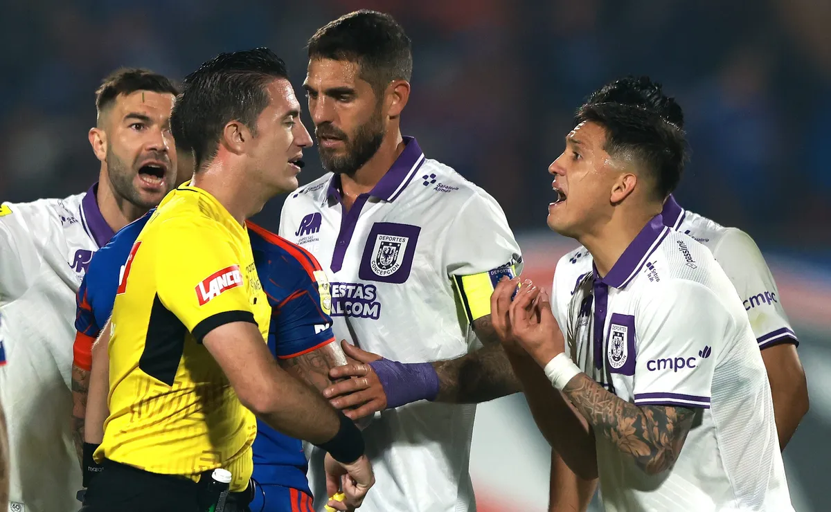 Le faltó experiencia: Tribunal de Disciplina castiga a Diego Carrasco tras empapelar al árbitro