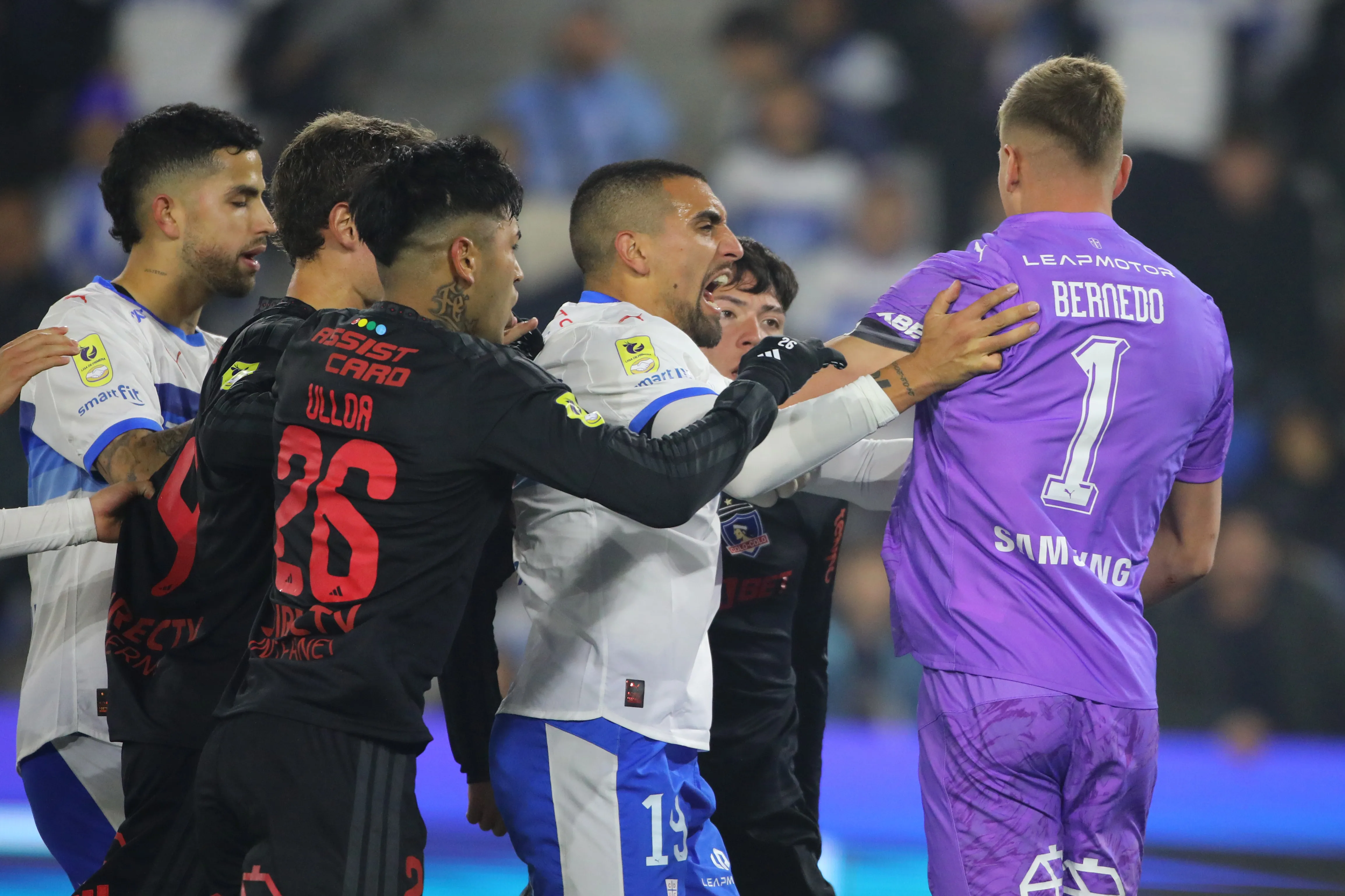 Vicente Bernedo tuvo que ser separado en el clásico. Foto: Jonnathan Oyarzun/Photosport