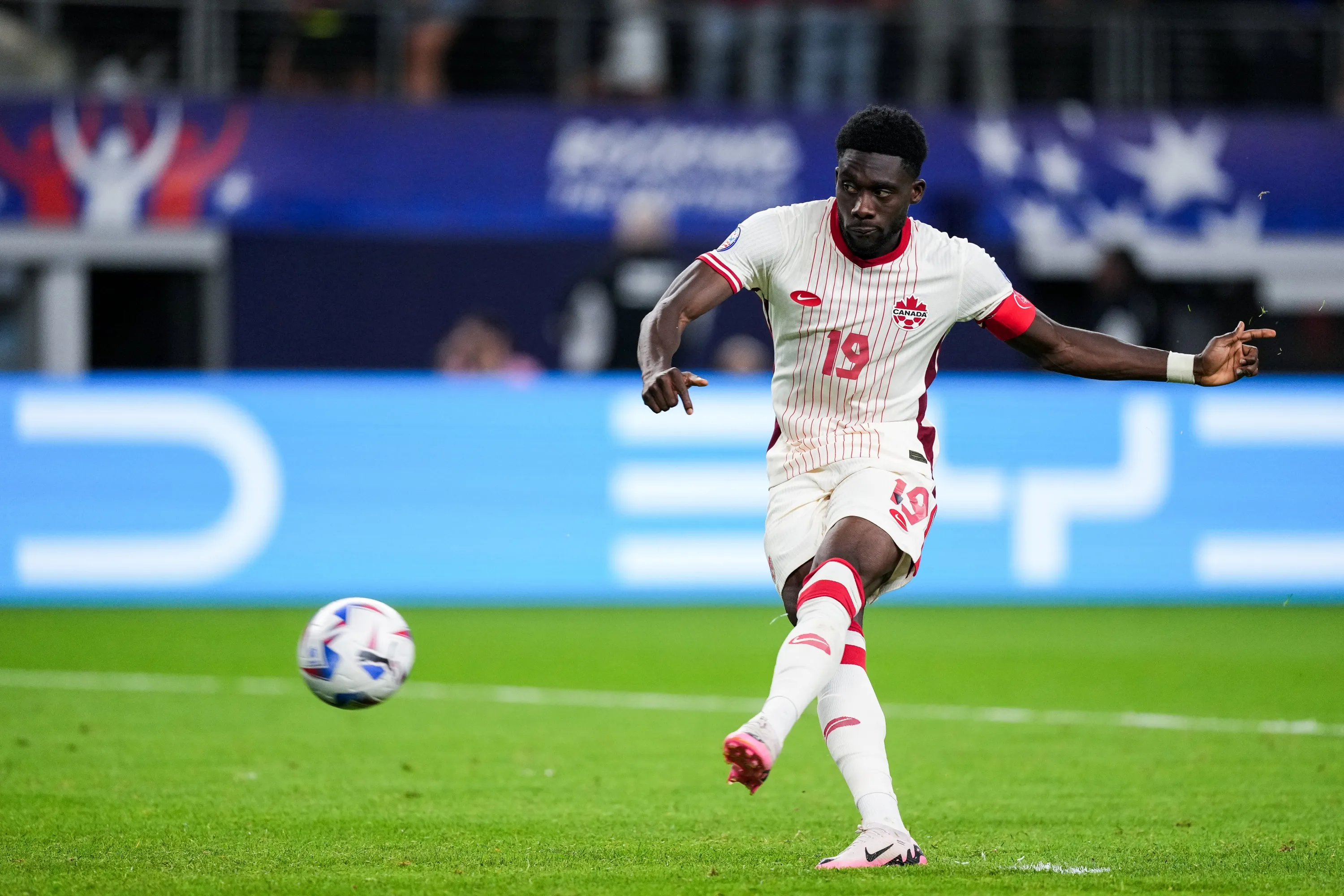 Alphonso Davies es la megaestrella de los canadienses | Getty Images