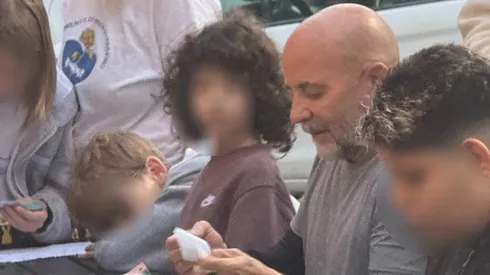 Sampaoli fue captado cambiando láminas del Mundial en Río de Janeiro