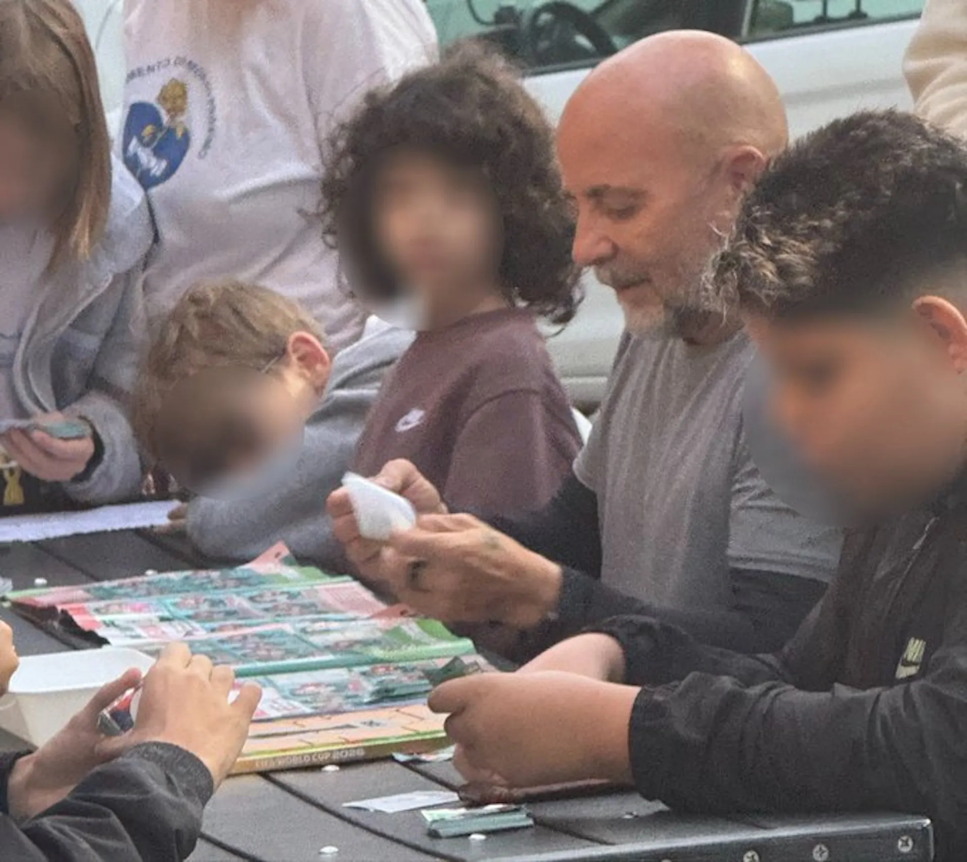 Jorge Sampaoli cambió láminas y de inmediato las pegó en el álbum oficial del Mundial