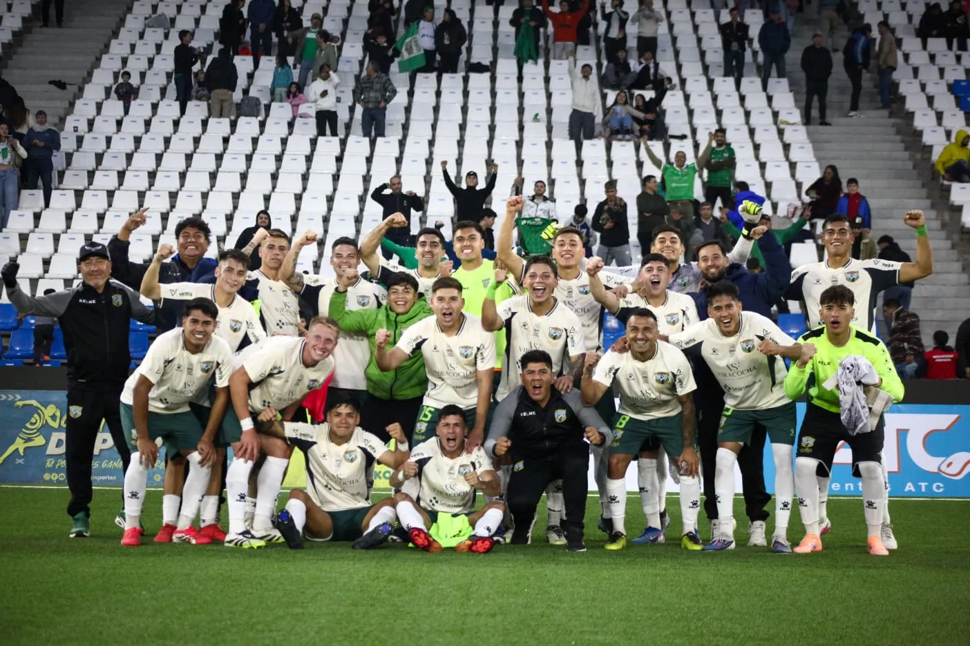 Trasandino celebra la gran victoria en el Claro Arena.