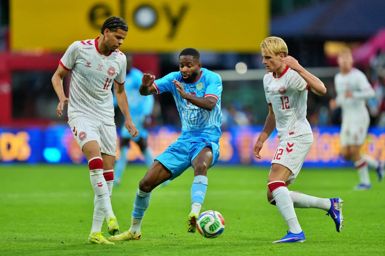 Cédric Bakambu, la figura de Congo, peleando con la defensa de Dinamarca (Getty Images)
