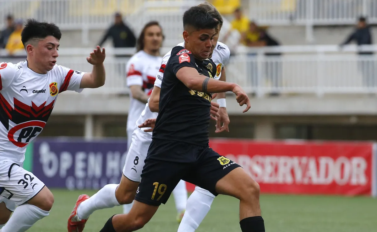 Martín Larraín adapta su carrera al fútbol europeo en Suecia