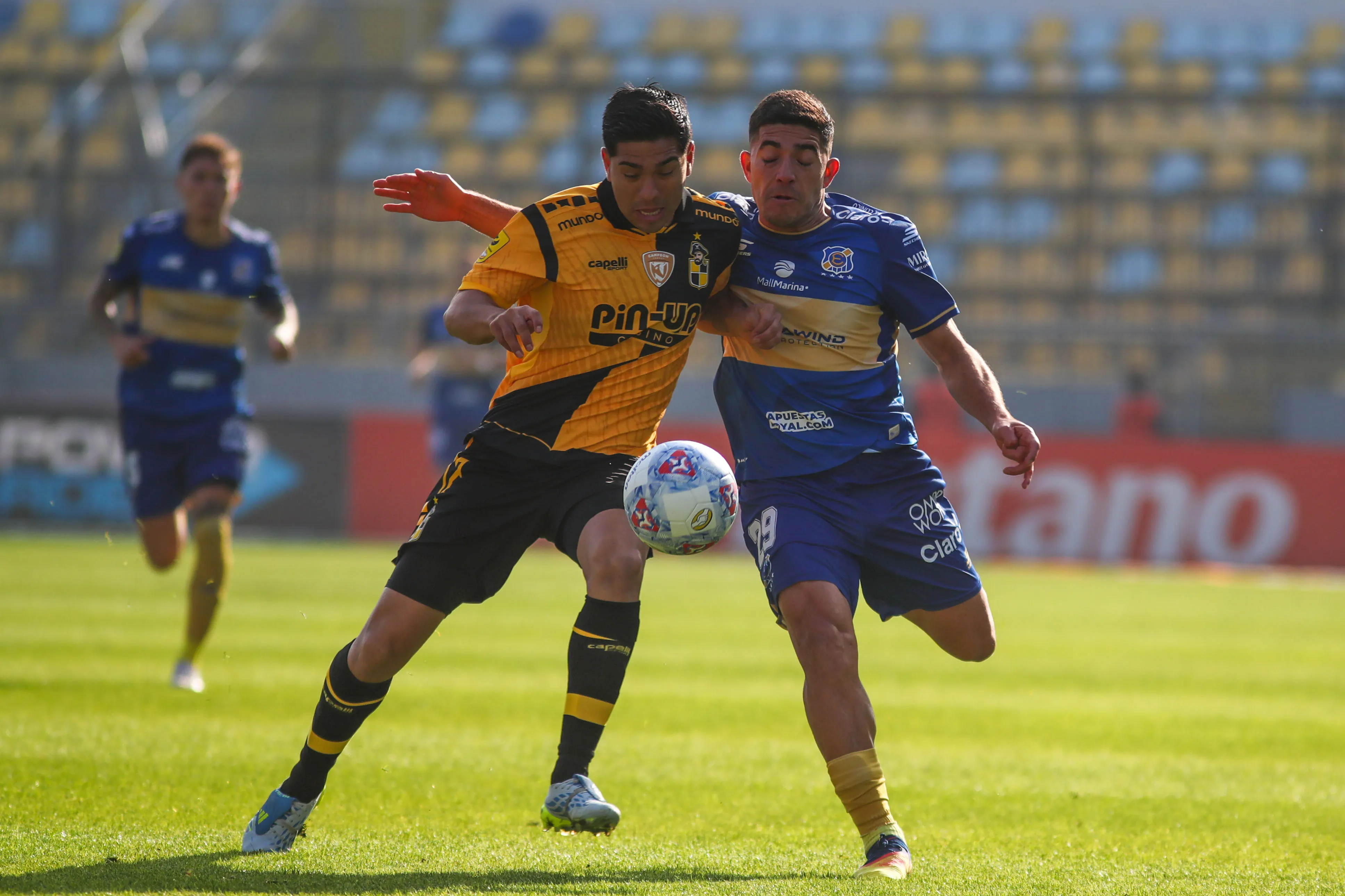 Francisco Salinas en acción frente a Everton de Viña del Mar. (Manuel Lema/Photosport).