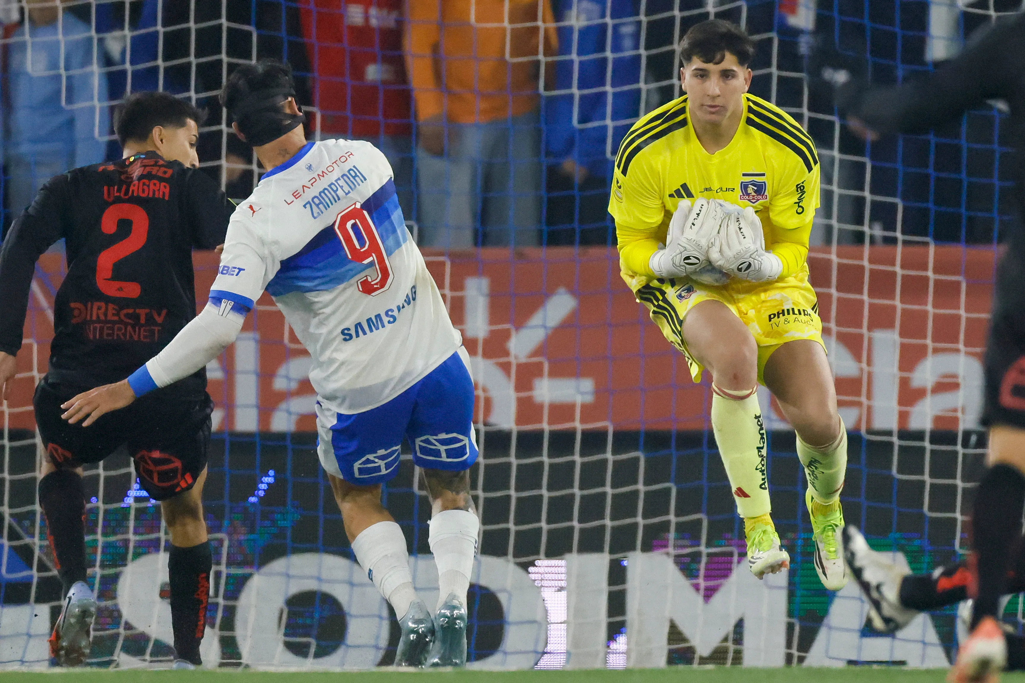 Gabriel Maureira en acción ante Católica en el Claro Arena. (Andrés Piña/Photosport).