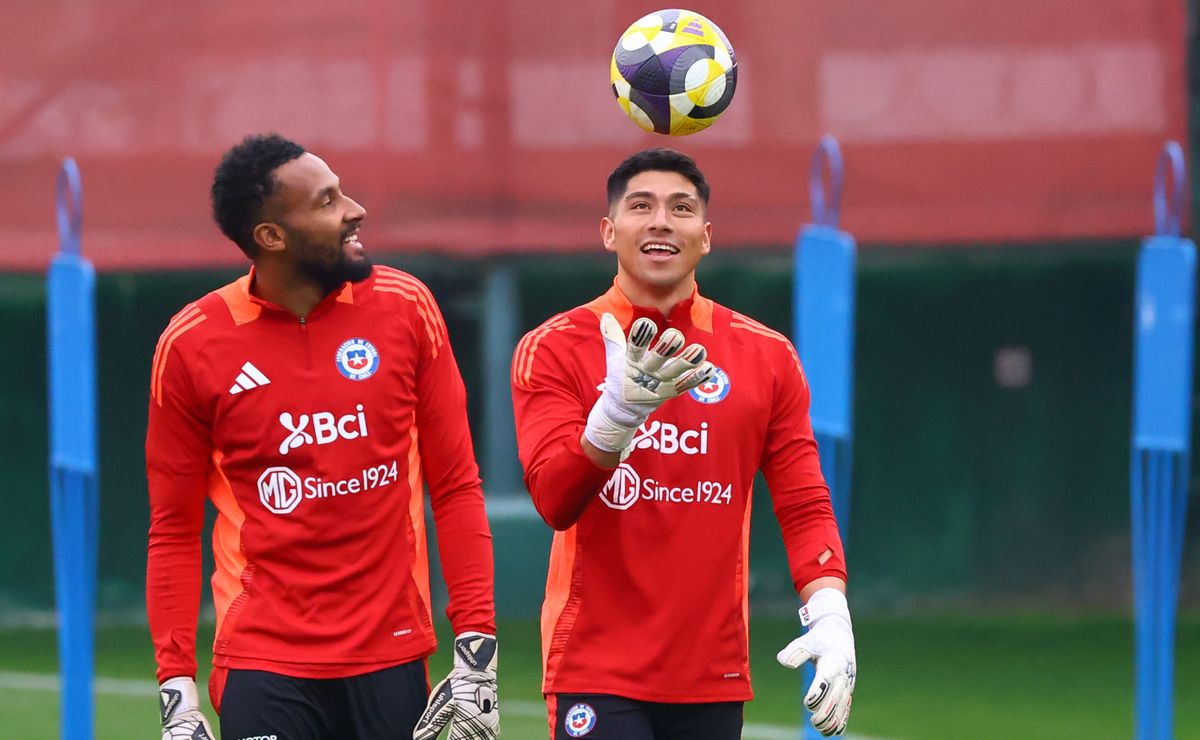 Histórico de la selección chilena que anotó un gol en dos Mundiales analiza a los arqueros: “El 1 es Vigouroux”