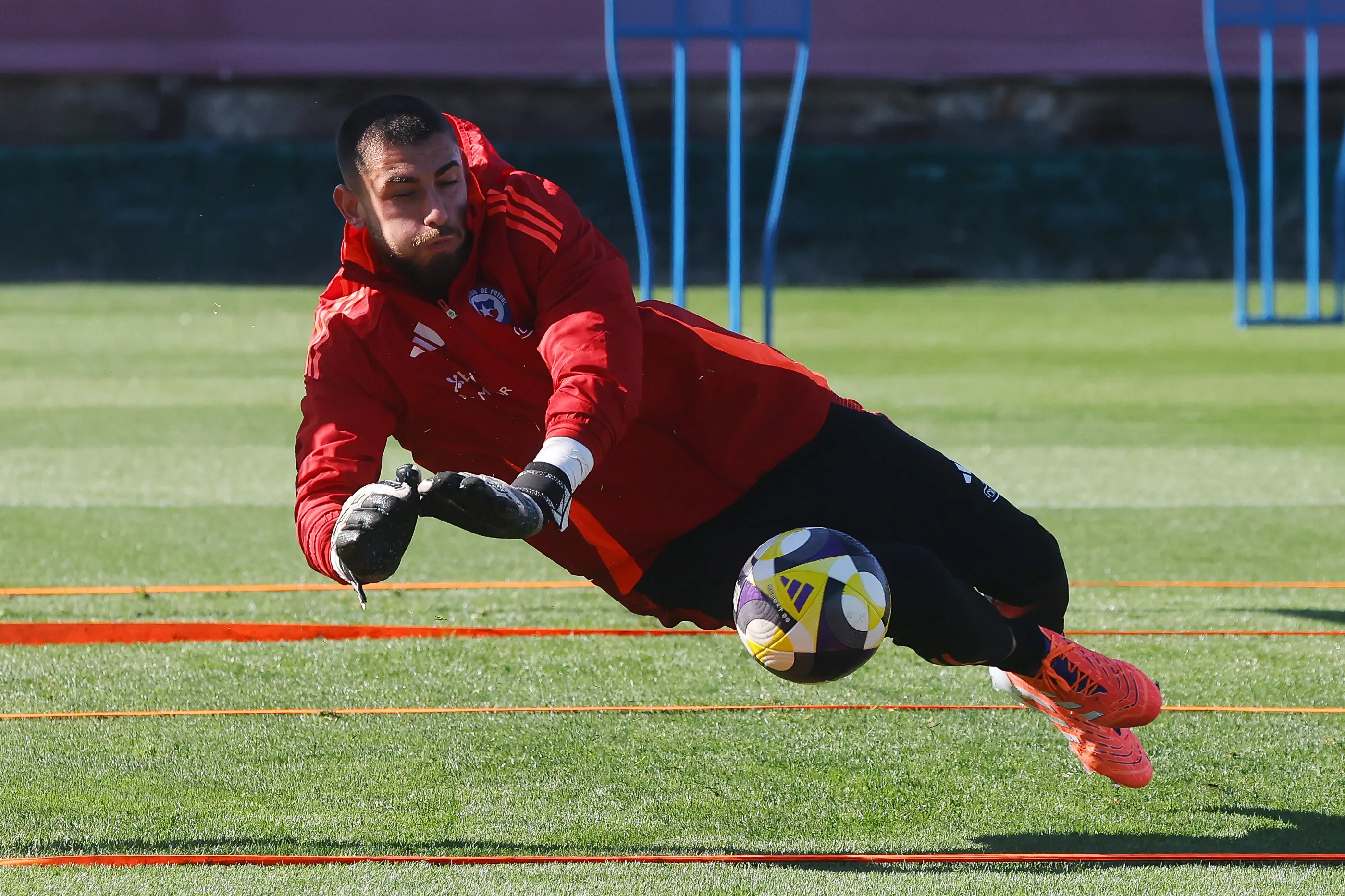Thomas Gillier en una práctica de la Roja en Juan Pinto Durán. (Jonnathan Oyarzun/Photosport).