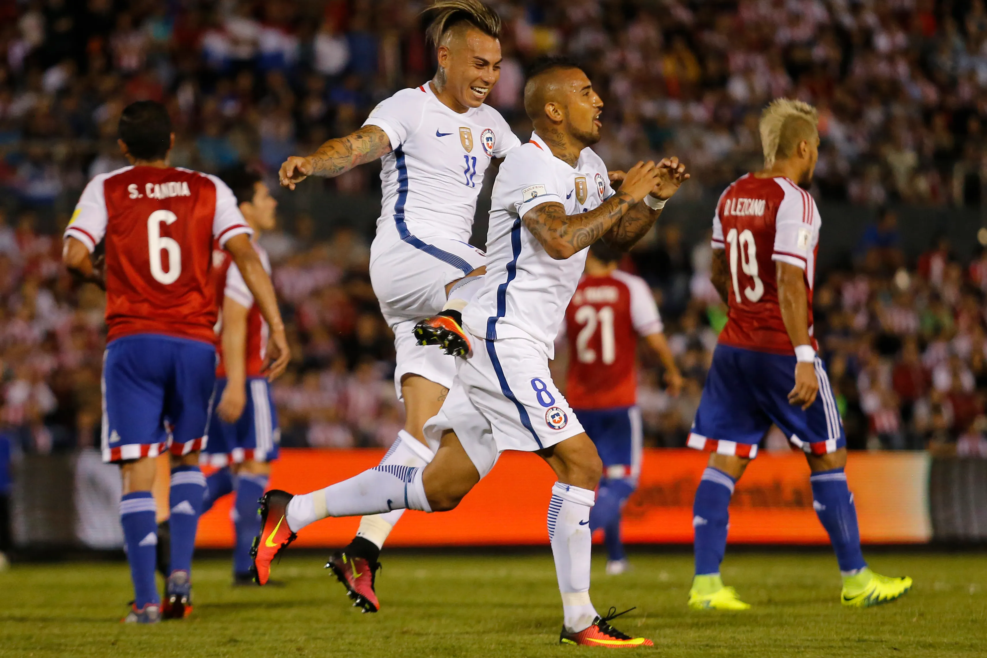 Arturo Vidal y Eduardo Vargas celebran el descuento de Chile en el Defensores del Chaco. (Marcelo Hernandez/Photosport).