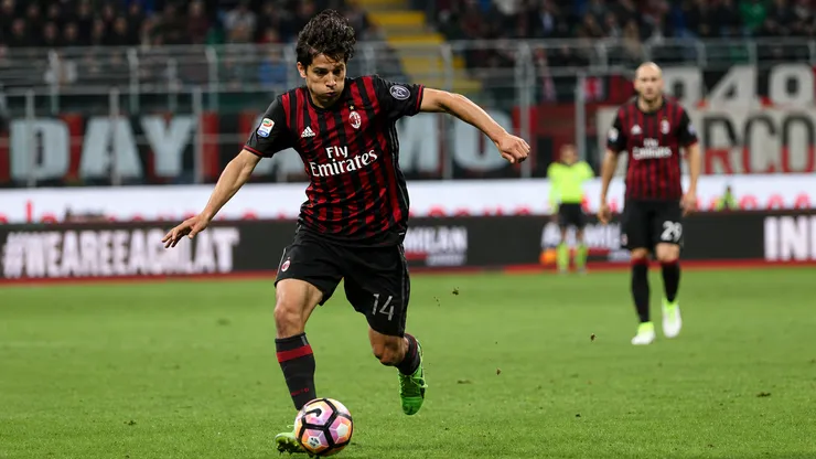 Matías Fernández en acción por el AC Milan de Italia.