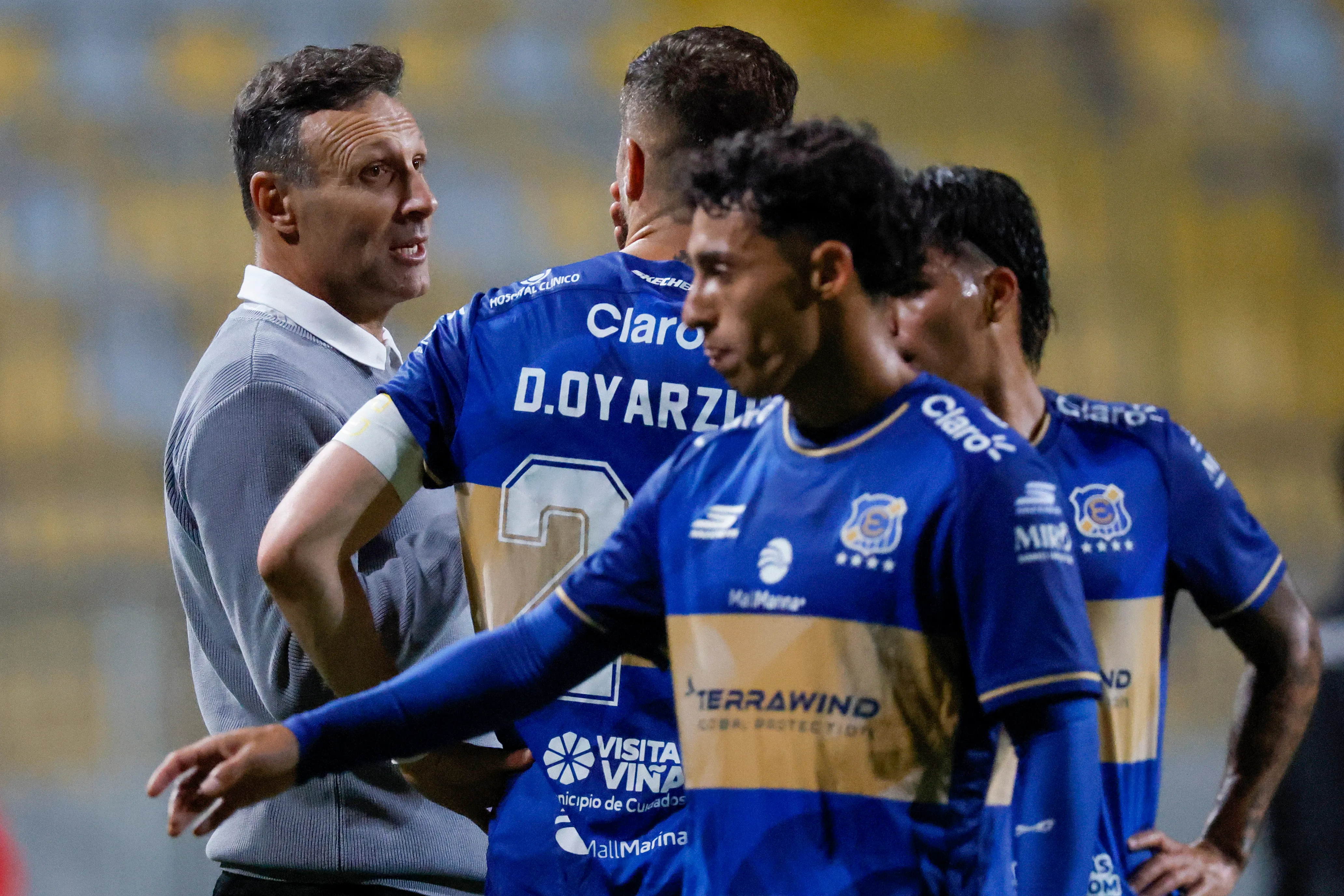 Walter Ribonetto da indicaciones en Everton. (Andrés Piña/Photosport).
