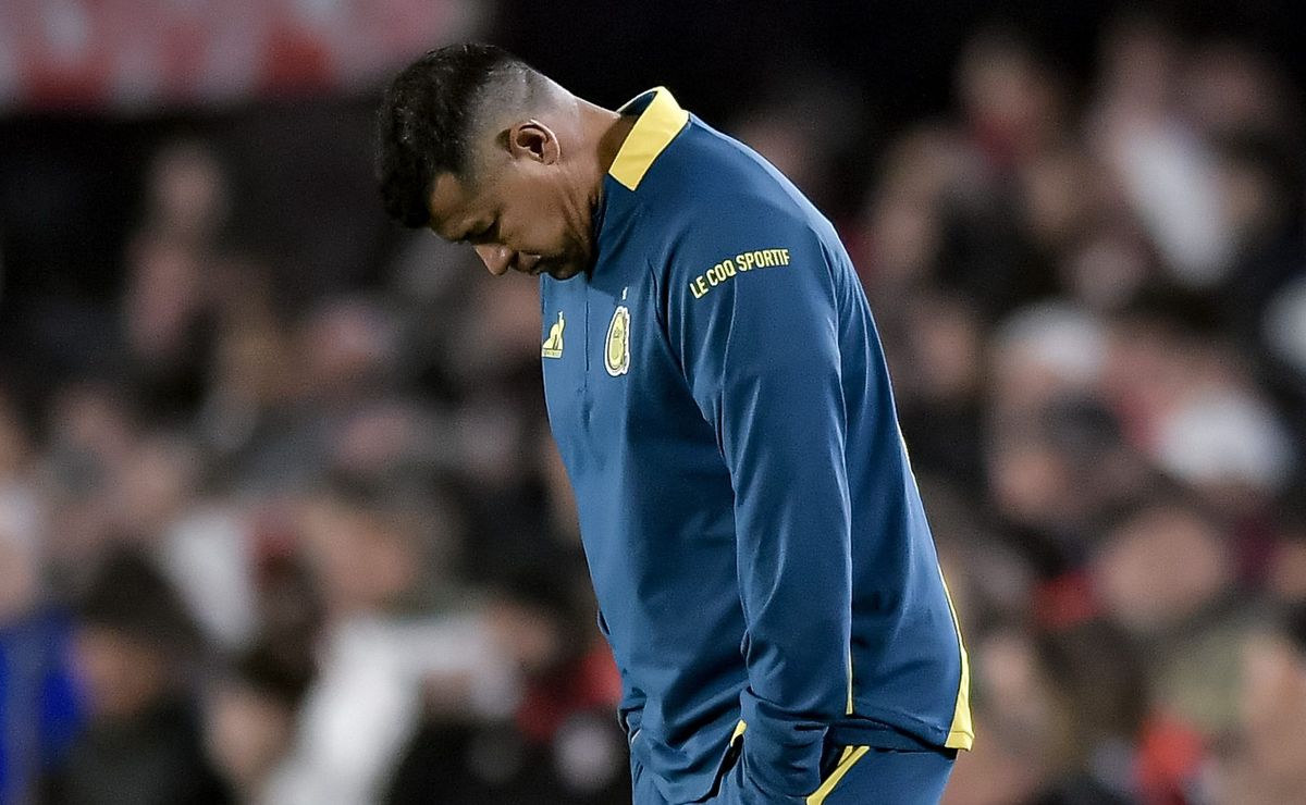 Se va Almirón de Rosario Central: un exentrenador de la selección chilena y un campeón en Católica suenan de reemplazo