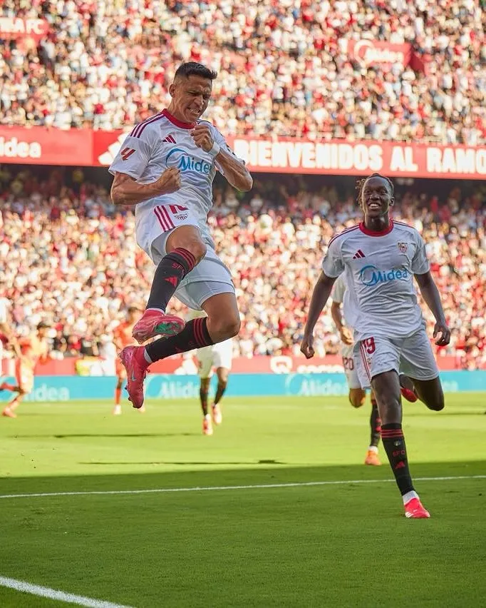 Alexis Sánchez tiene chances de seguir en Sevilla la próxima temporada. Foto: Sevilla.