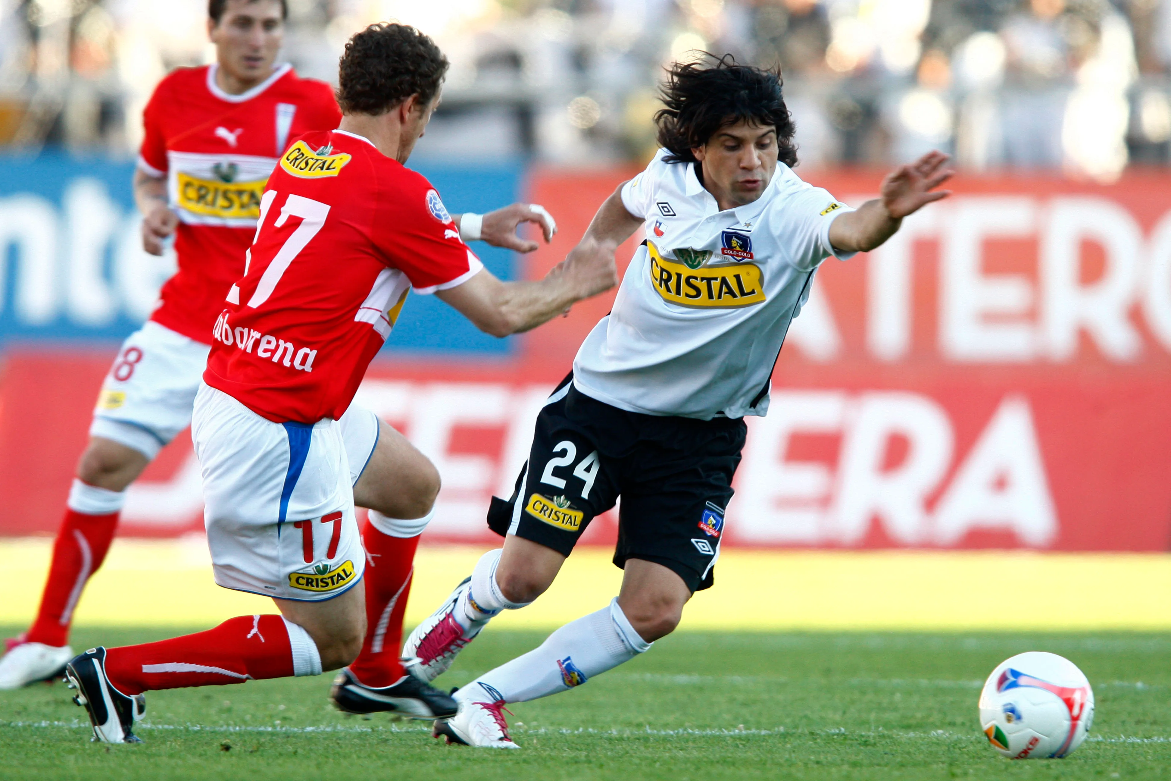 Rodolfo Arruabarrena en acción ante Lucas Wilchez de Colo Colo. (MARCELO HERNANDEZ/PHOTOSPORT).