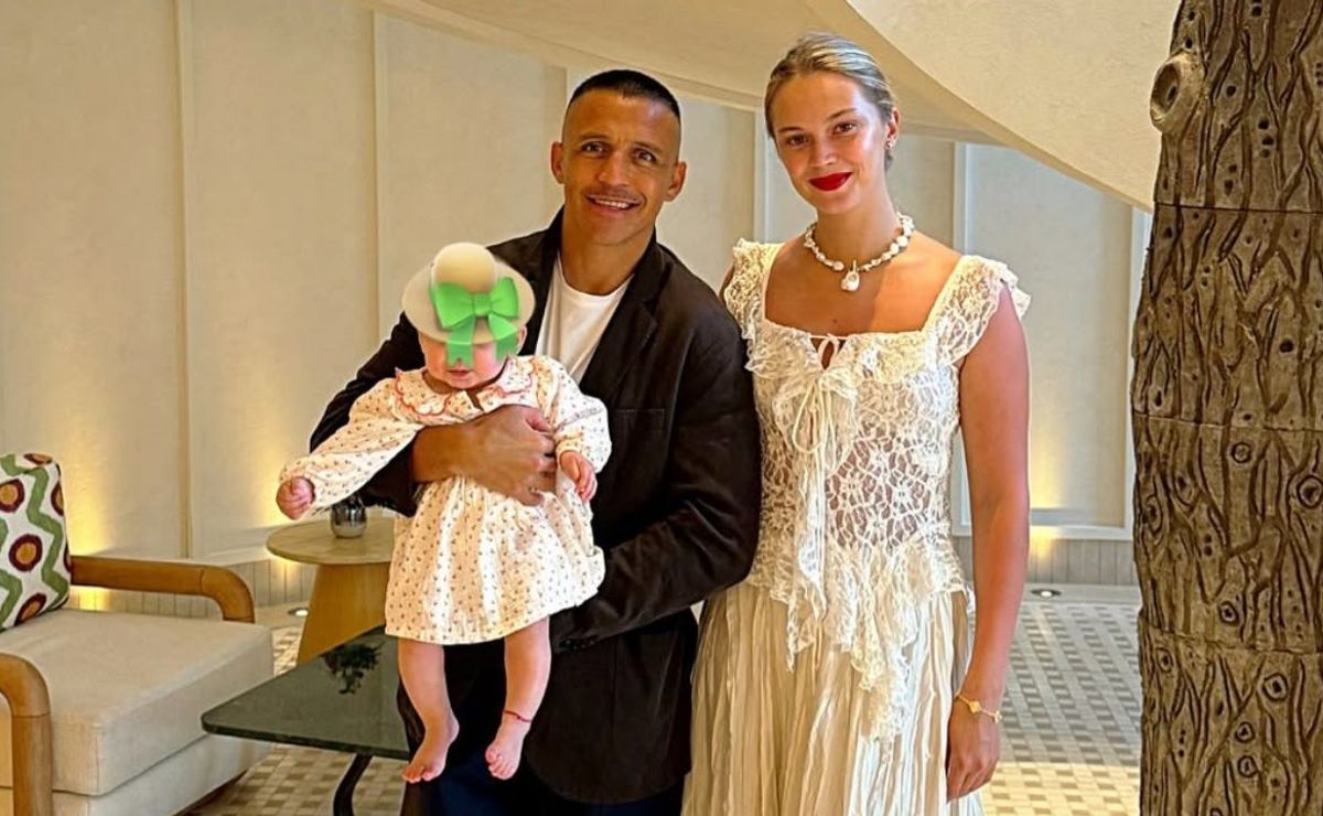 En medio de especulaciones por su futuro: Alexis Sánchez llega a Chile con su hija Bela