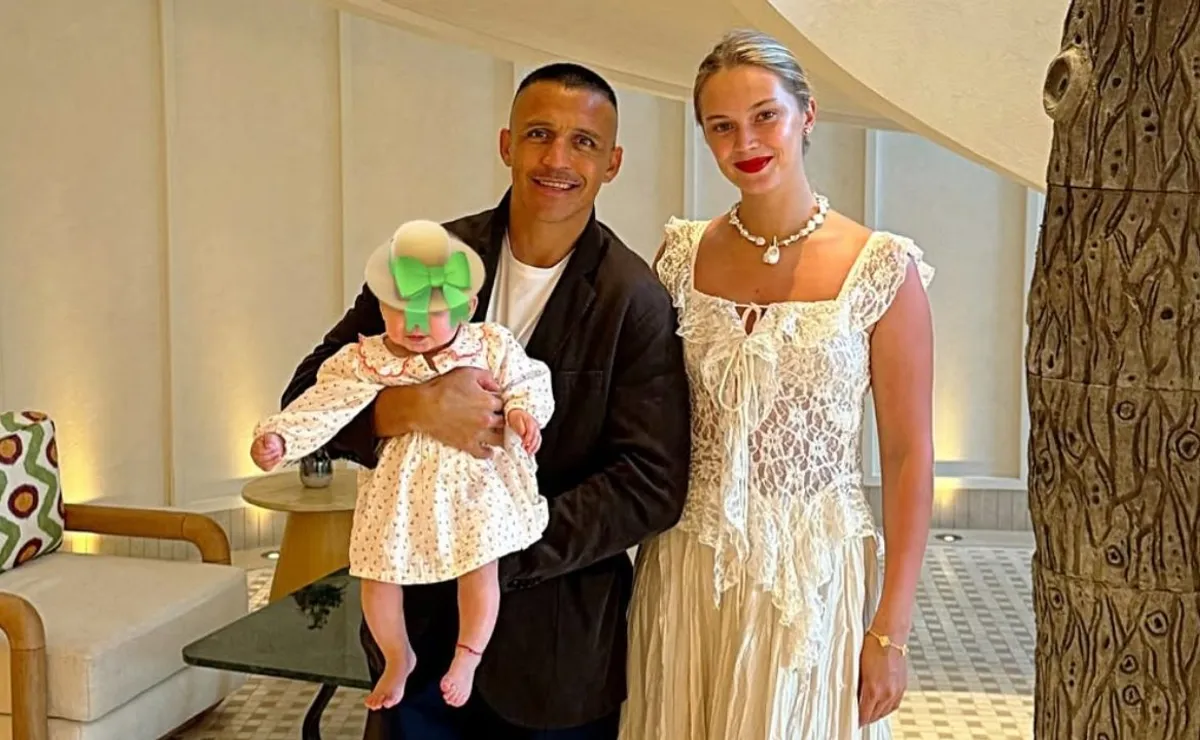 En medio de especulaciones por su futuro: Alexis Sánchez llega a Chile con su hija Bela
