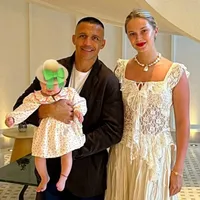 ¿Dónde jugará? Alexis Sánchez llega a Chile con su hija Bela