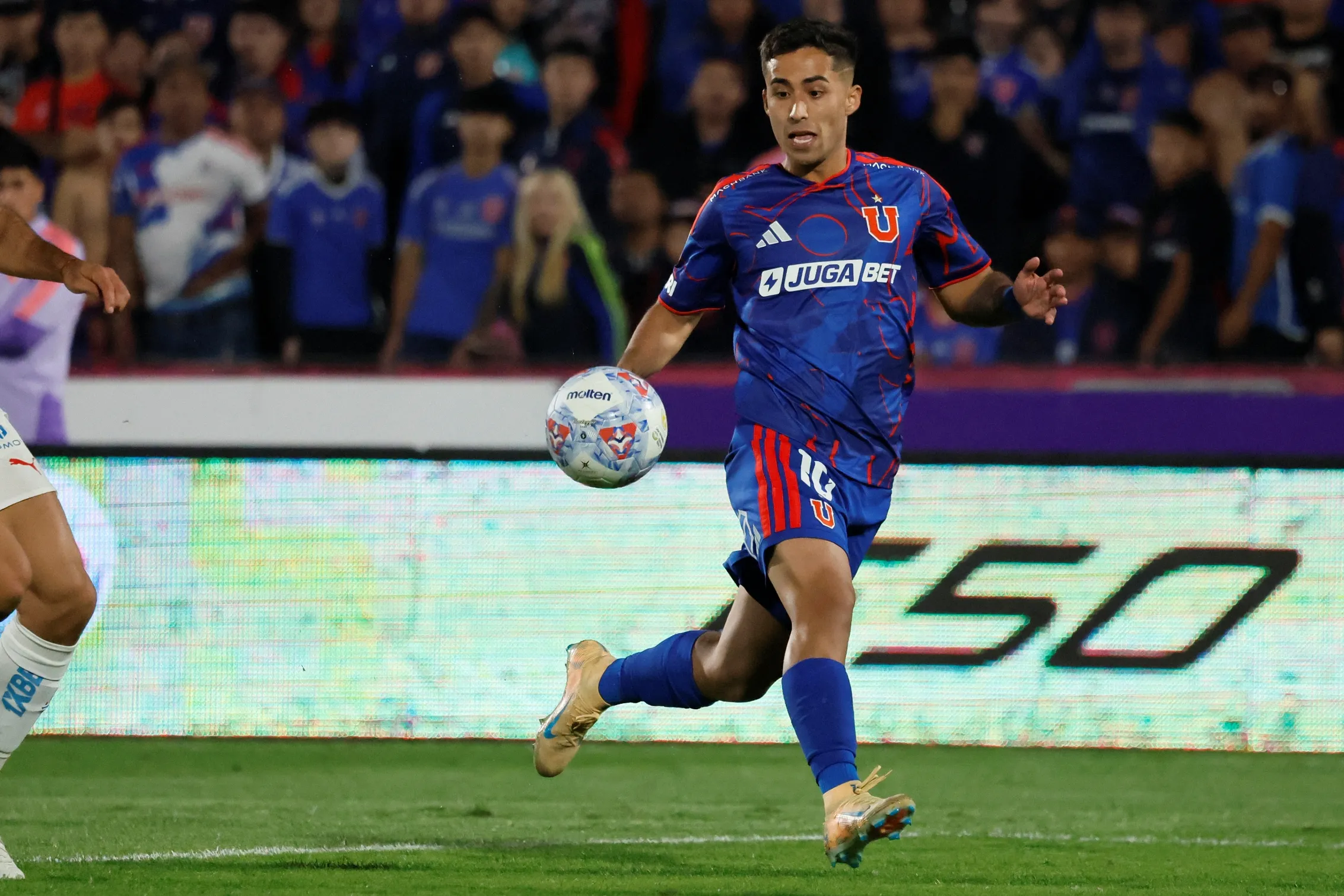Lucas Assadi en esta temporada 2026 apenas suma 615 minutos de acción en Universidad de Chile. | Foto: Photosport.