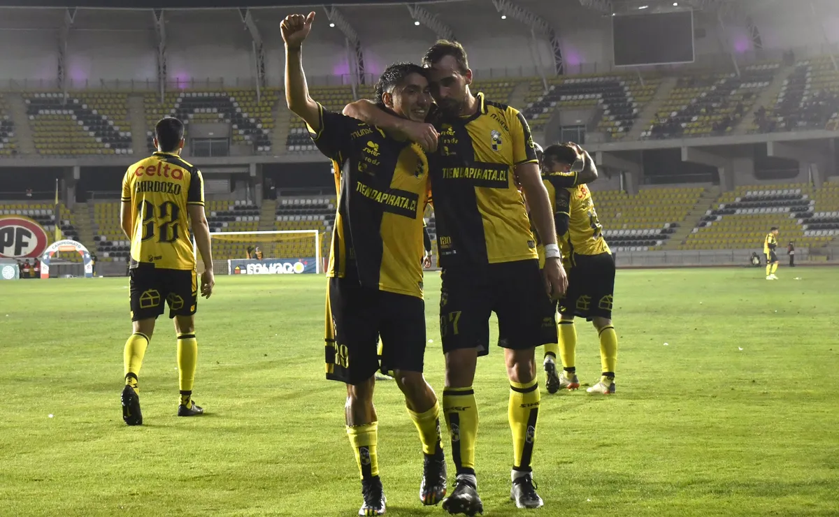 Refuerzo para la defensa vuelve a Chile desde exótica liga