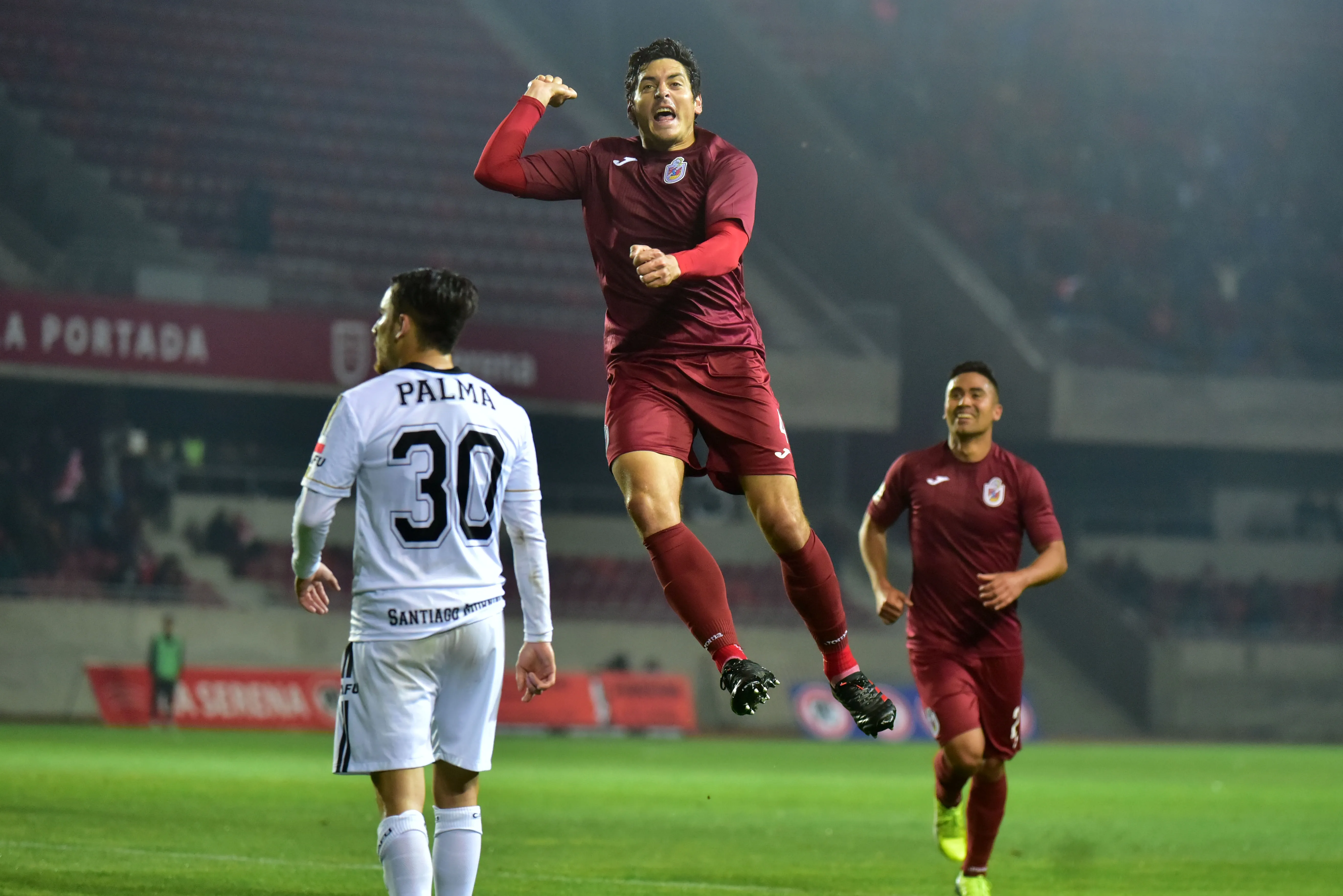 Marko Biskupovic celebra un gol con Deportes La Serena en julio de 2019. (Alejandro Pizarro/Photosport).