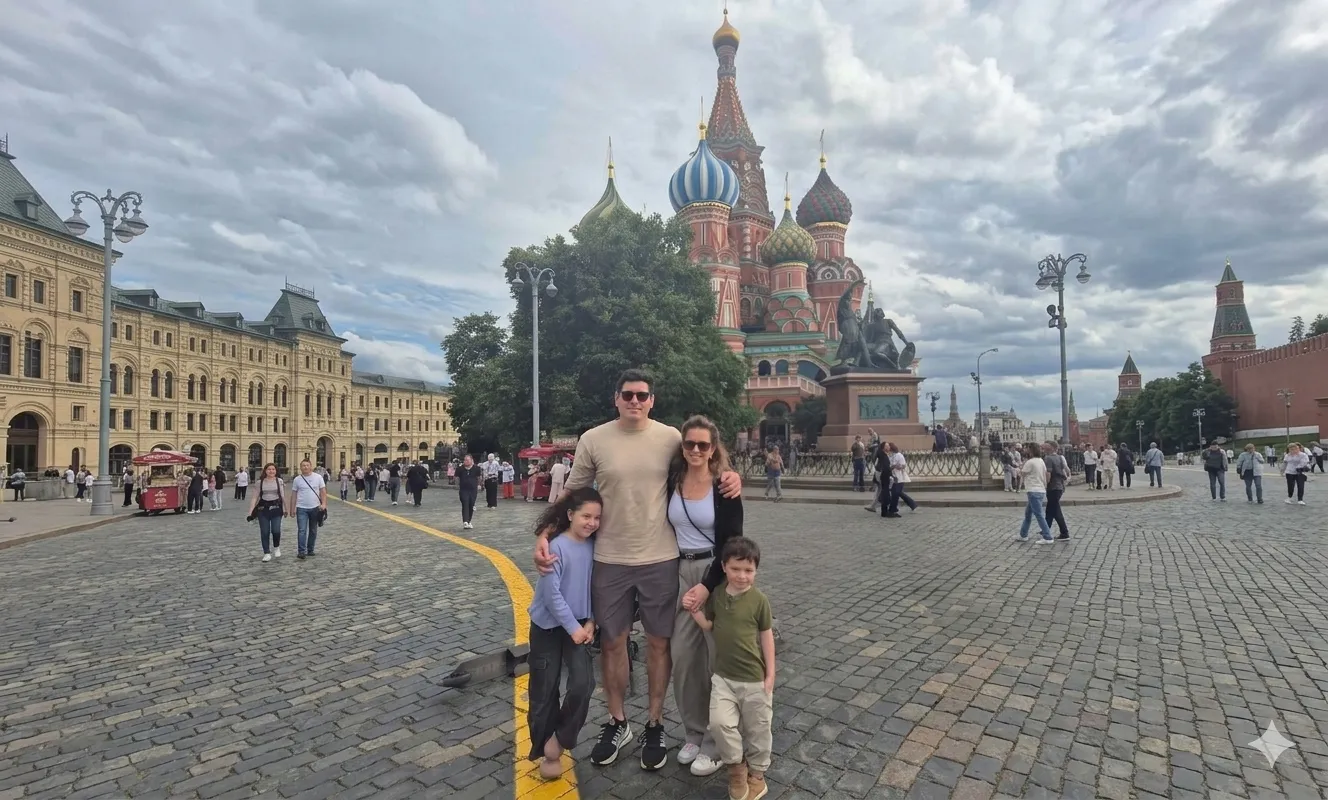Biskupovic y su familia frente al Kremlin.