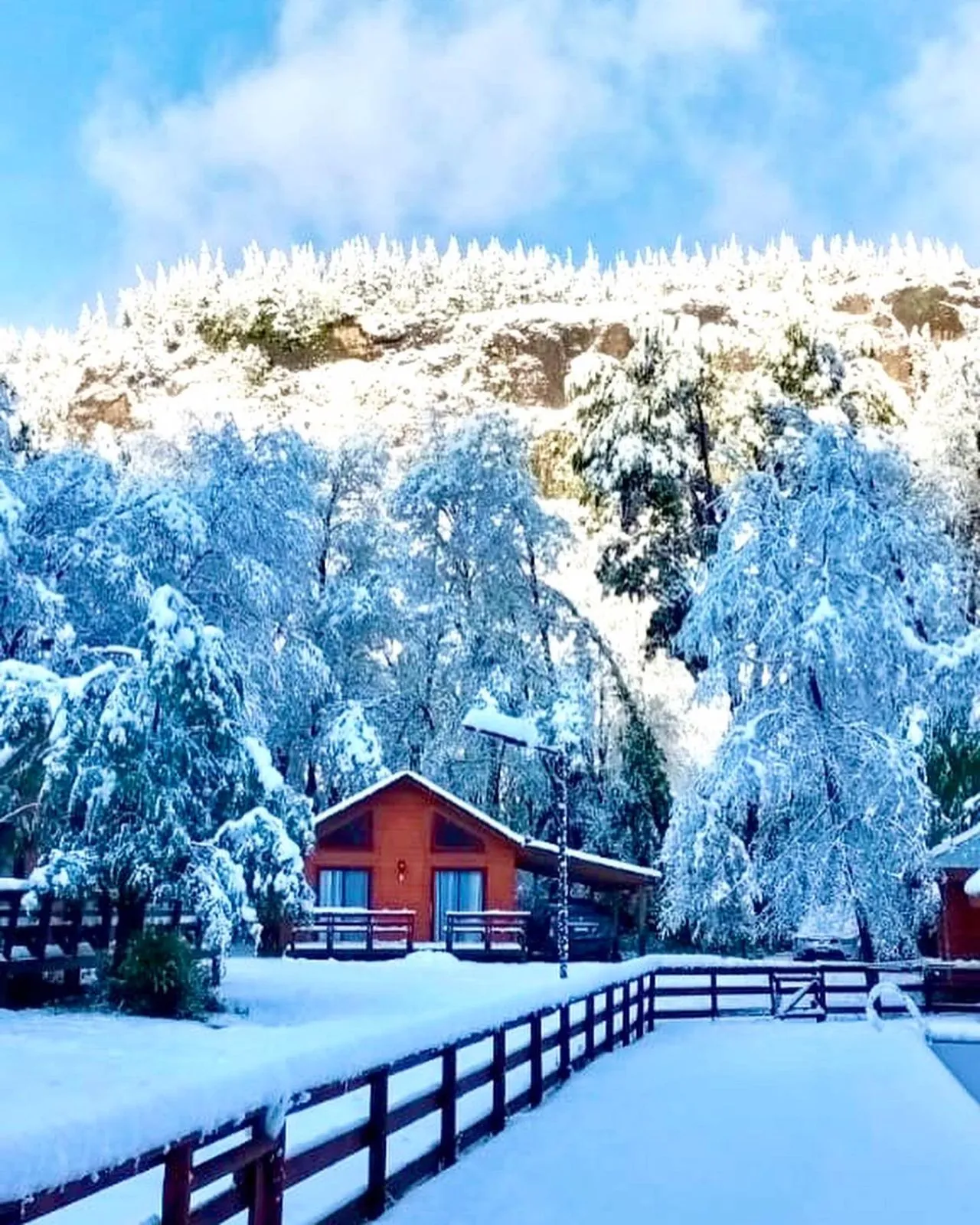 La espectacular postal con la nieve cerca de las termas de Chillán.