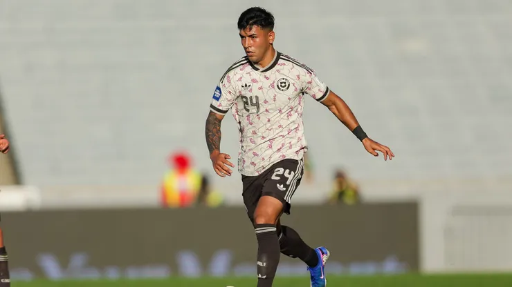 Diego Ulloa jugando por la selección chilena.