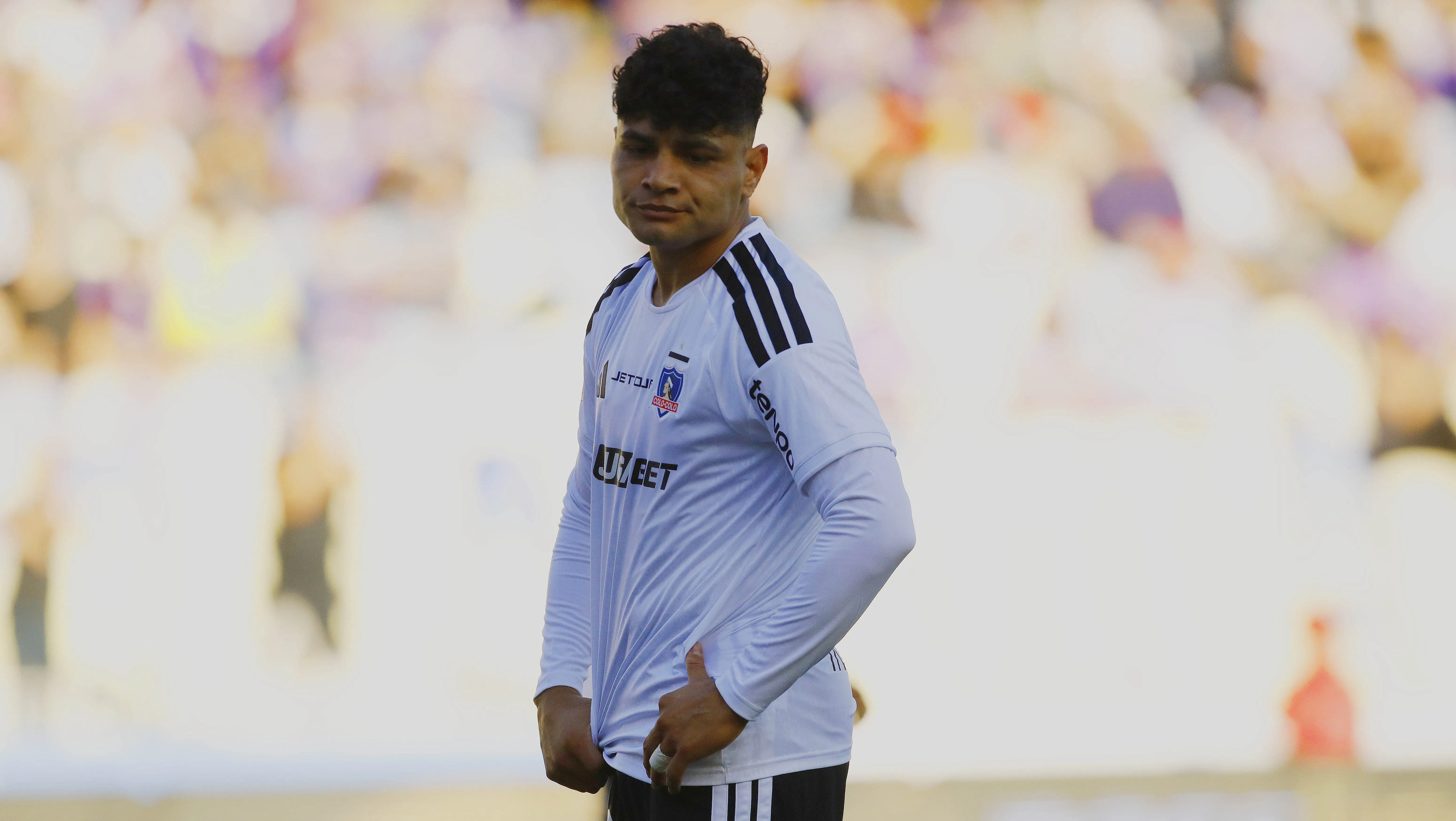 Claudio Aquino puede estar viviendo sus últimos días en Colo Colo para irse a la U de Perú. Foto: Photosport.