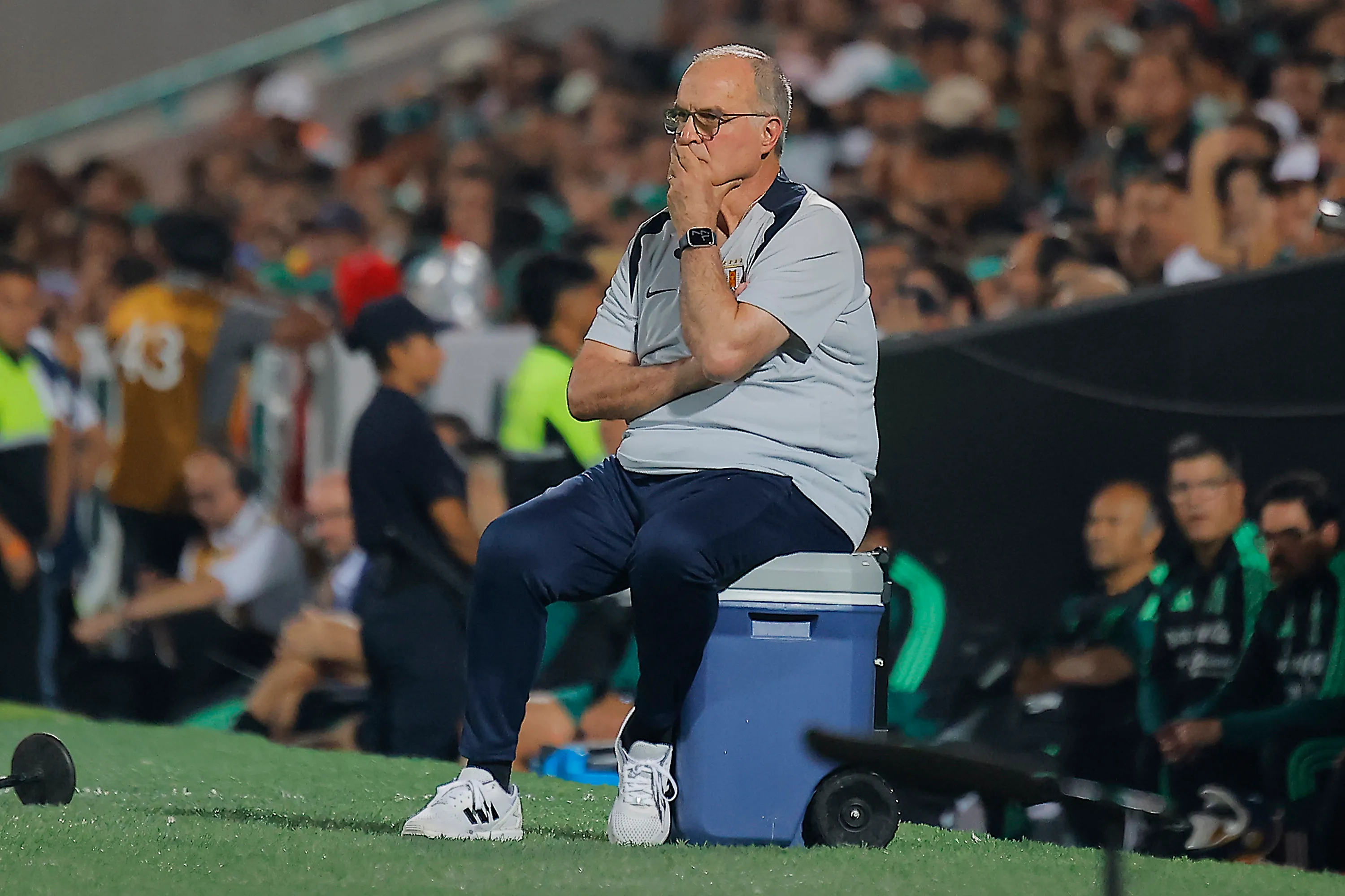 Bielsa en su lugar predilecto al borde de la cancha: sobre una nevera | Getty Images