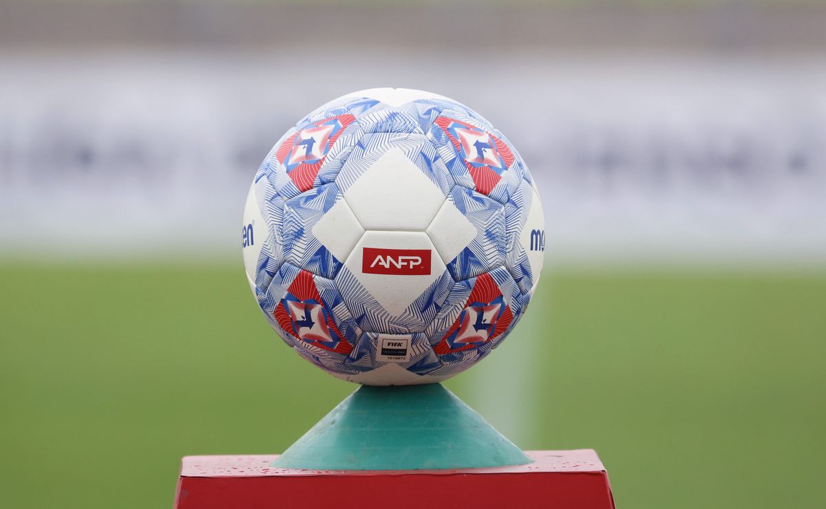 Insólito: DT griego lleva a la FIFA a club del fútbol chileno tras su polémica salida