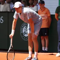 Agassi cuestiona a Sinner tras su fea presentación en Roland Garros