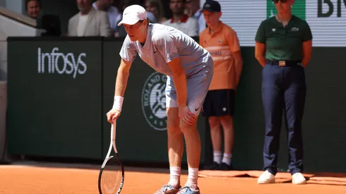 Jannik Sinner sufrió con el calor en Roland Garros.