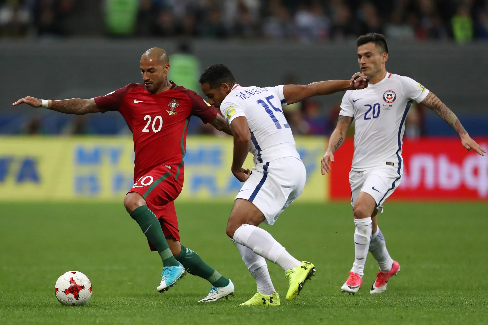 Beausejour contra Portugal en las semifinales de Copa Confederaciones.