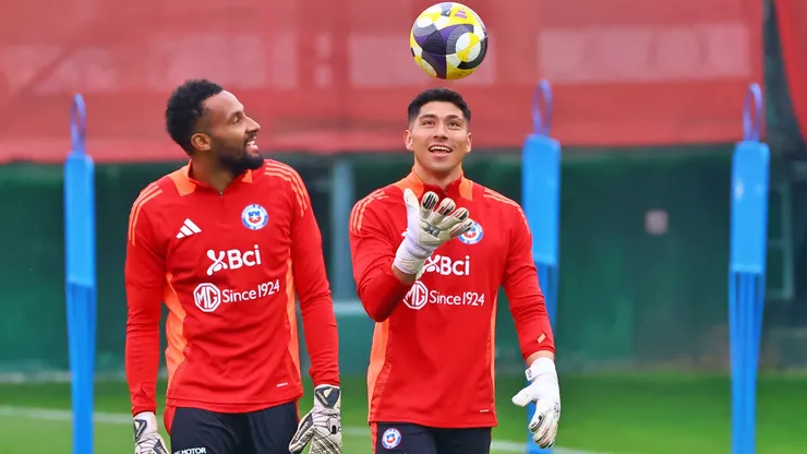 Brayan Cortés y Lawrence Vigouroux disputan el arco de Chile ante Portugal.