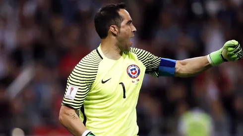 El enredo con Claudio Bravo por la invitación al amistoso en Portugal.