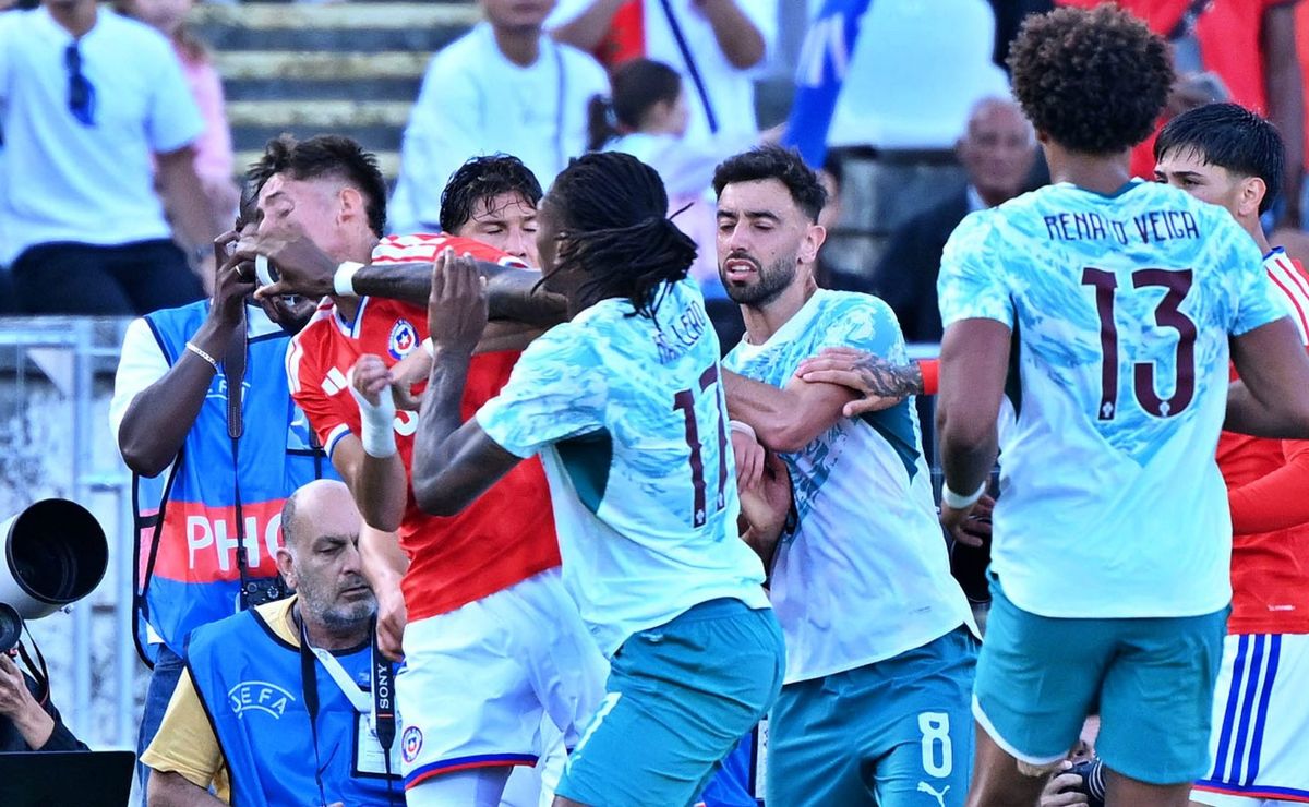 Le pegaron su puñete a Iván Román: viral combo de Rafael Leão hace estallar el Portugal vs Chile