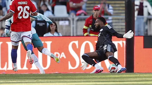Formador de Bravo aplaude a Vigouroux en el arco de Chile contra Portugal.