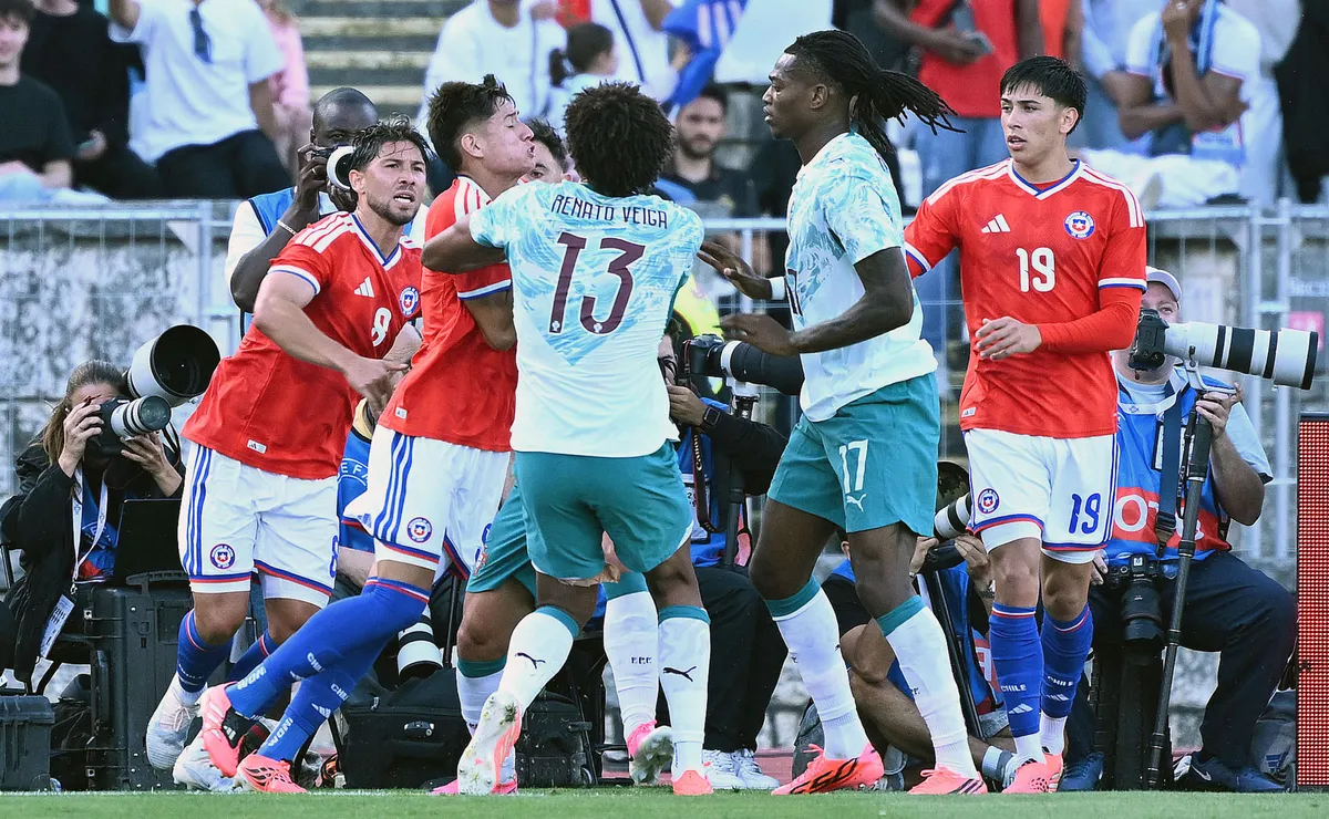 Exdefensa de La Roja reacciona a expulsión de Román ante Portugal Exdefensa de La Roja reacciona a expulsión de Román ante Portugal