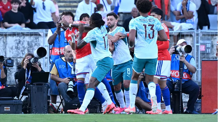 Iván Román y Rafael Leao terminaron a los combos en el amistoso de Chile y Portugal.