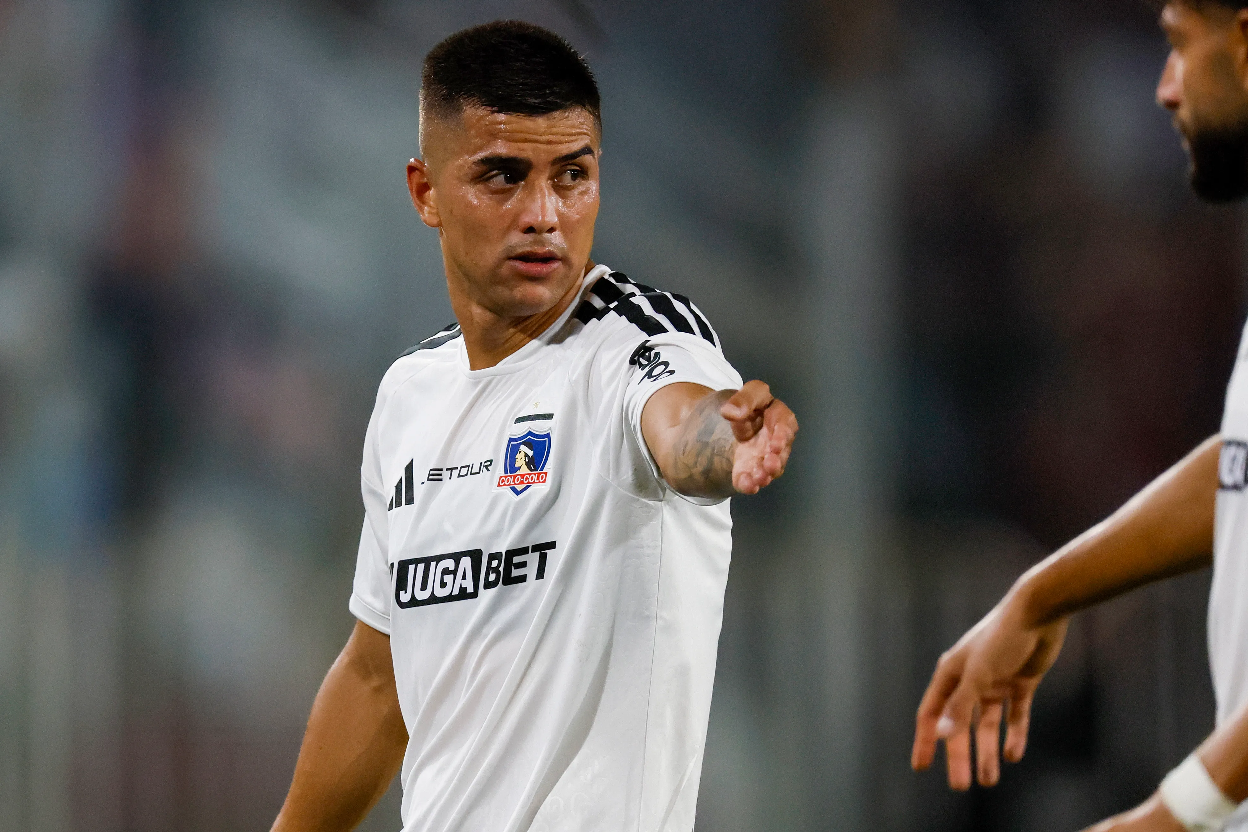 Álvaro Madrid enciende alarmas en Colo Colo luego de bajarse del duelo con Huachipato. Foto: Photosport.
