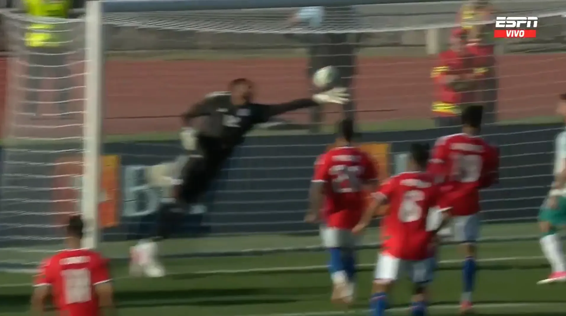 La tapada espectacular de Vigouroux a Rúben Dias. (Captura ESPN).