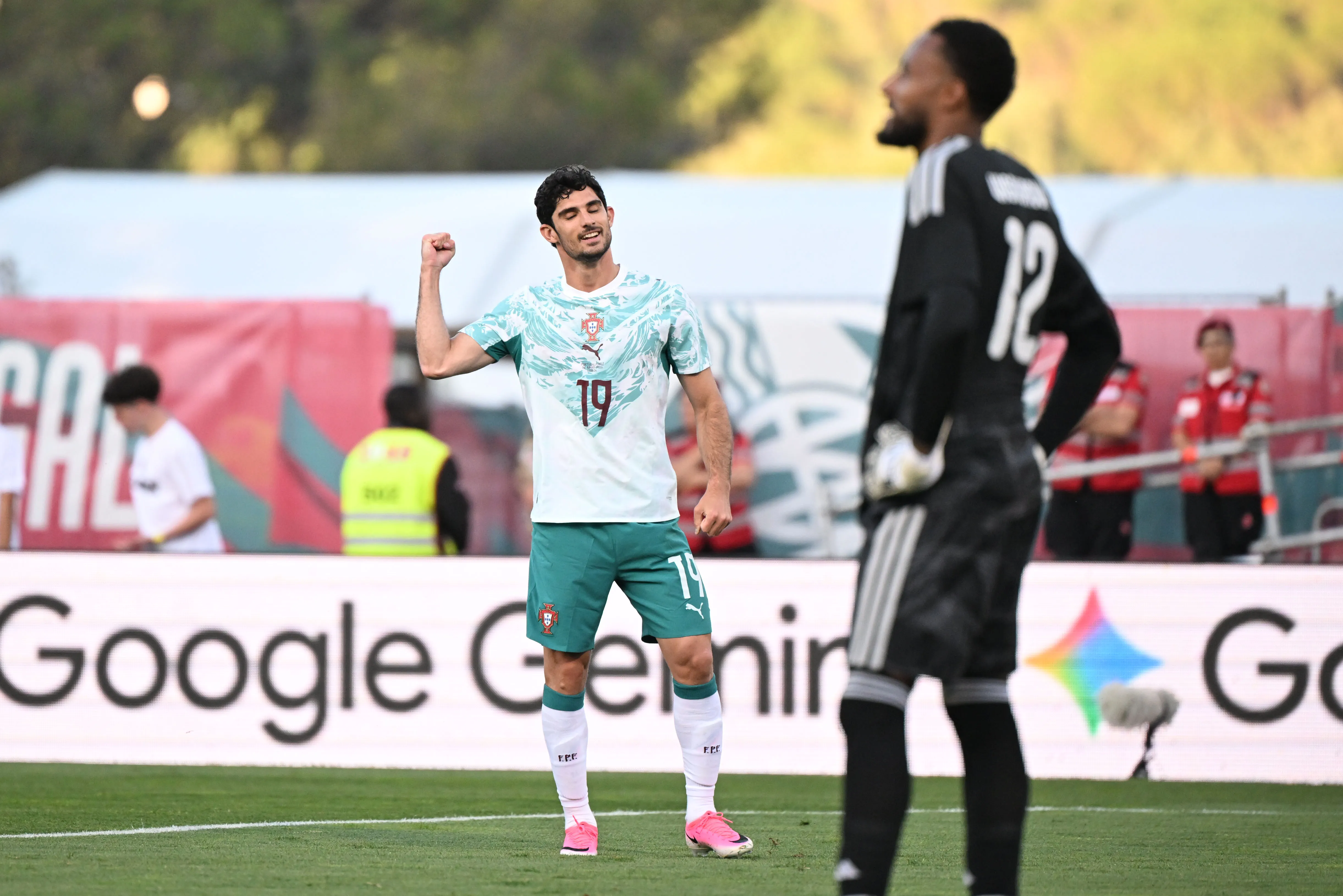 Gonçalo Guedes celebra el gol que le anotó a Chile. (Zed Jameson/Photosport).