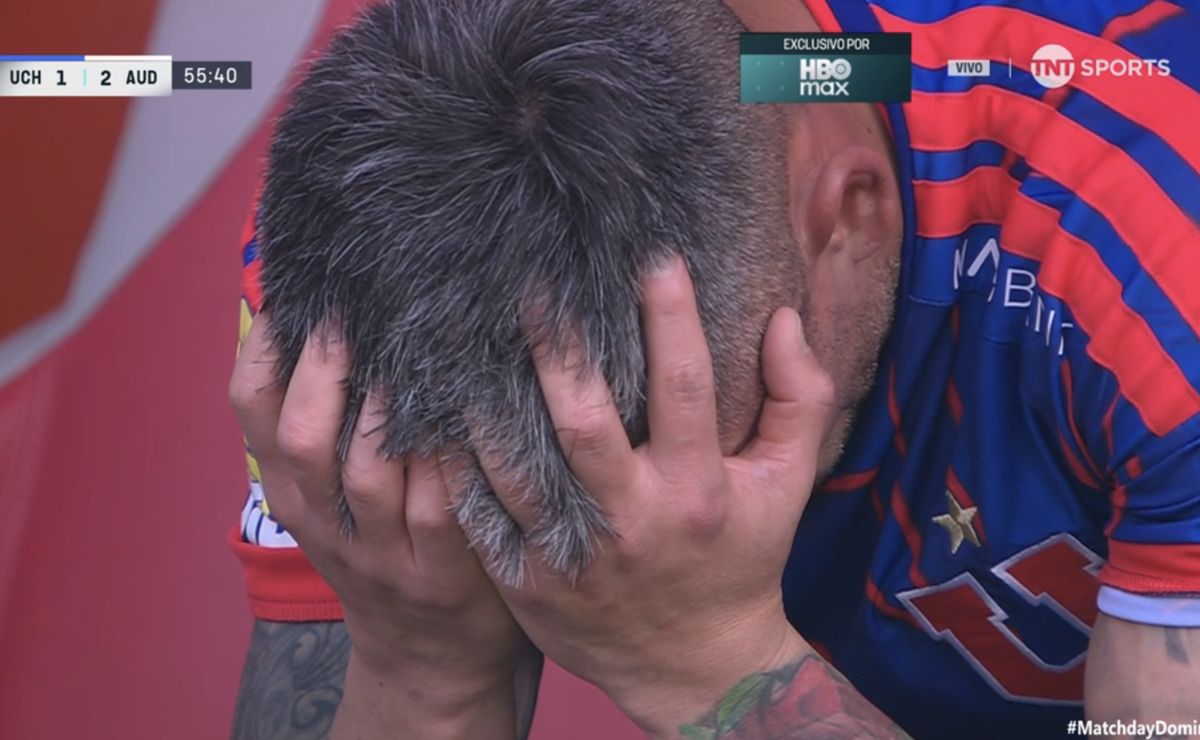 Charles Aránguiz sale lesionado en la U de Chile y queda desconsolado: otro problema muscular