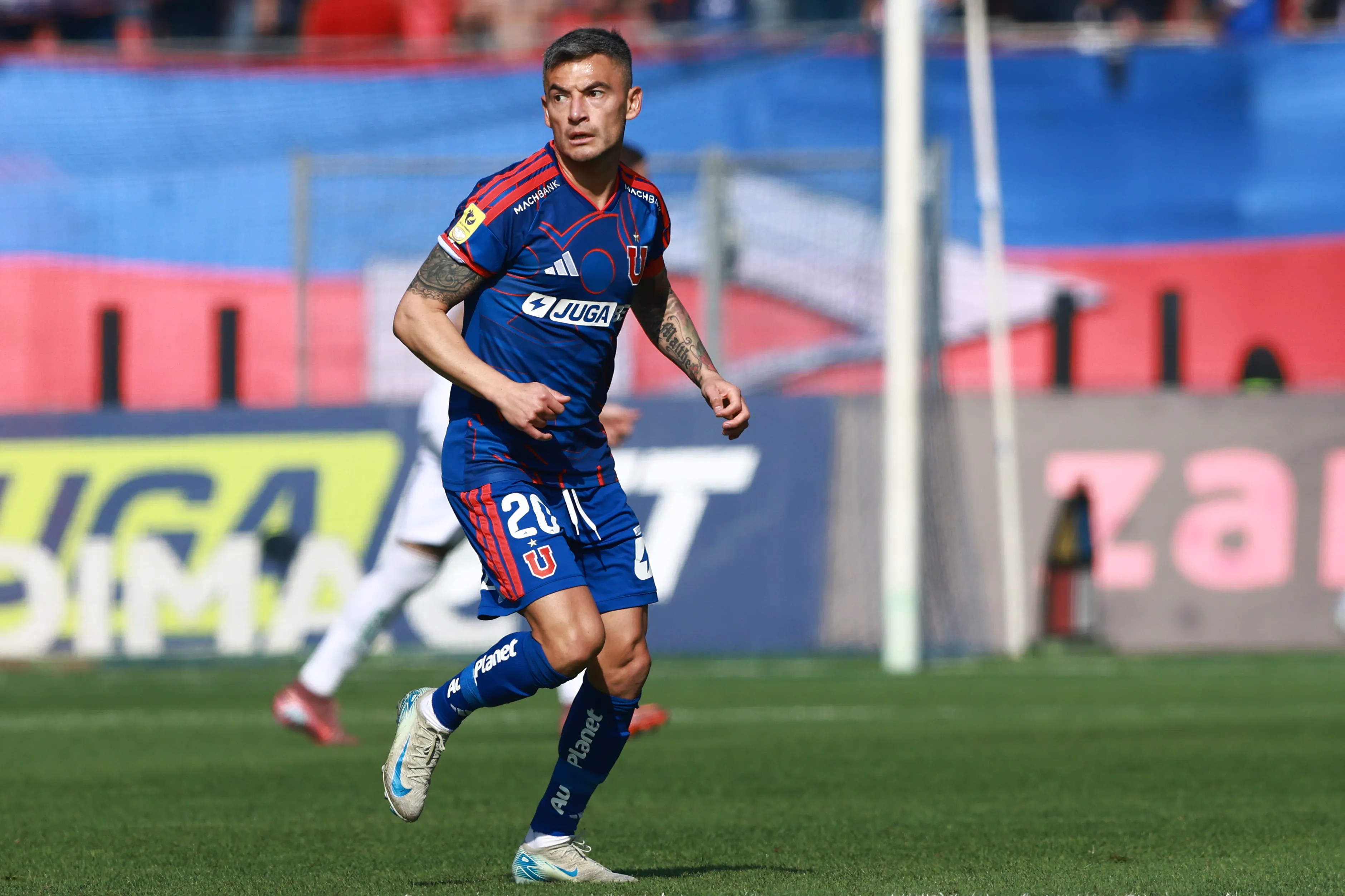 Charles Aránguiz en acción ante el Audax. (Felipe Zanca/Photosport).