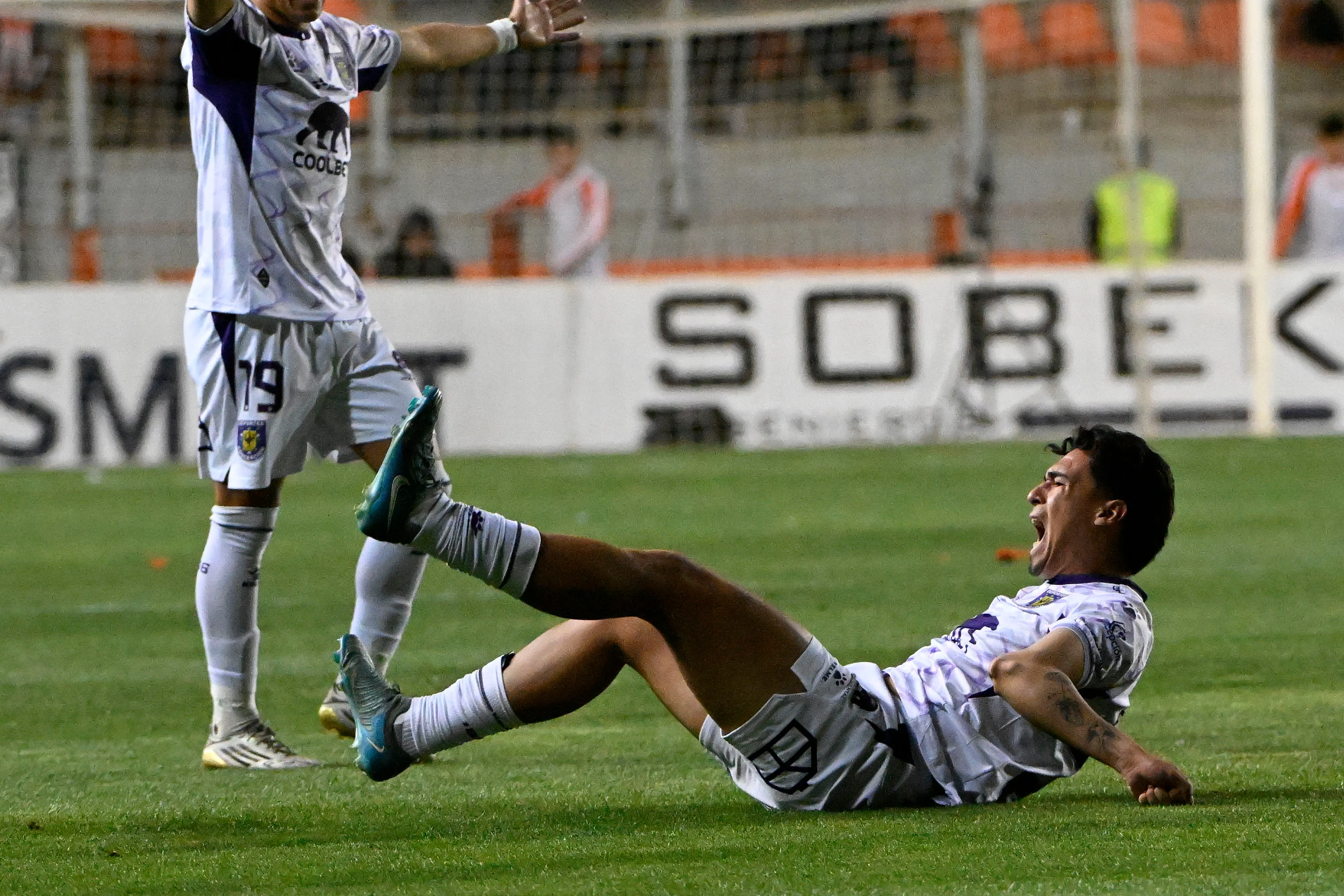La fea lesión sufrida por Jonathan Espínola en Calama. (Pedro Tapia/Photosport).